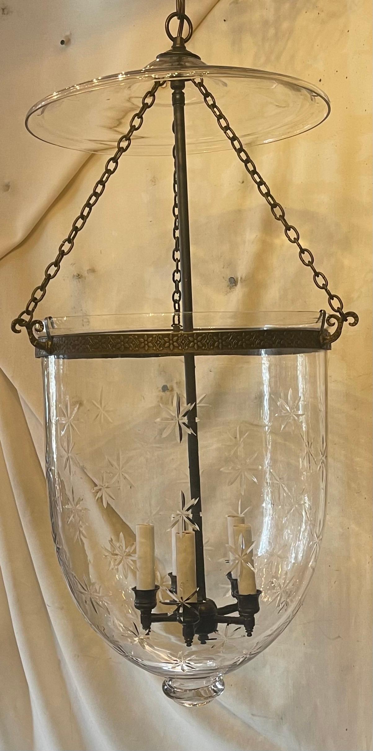 Wunderschöne große Sternglockenglas-Leuchte aus mundgeblasenem, geätztem Glas mit 5 Lichtern aus Bronze (Regency) im Angebot