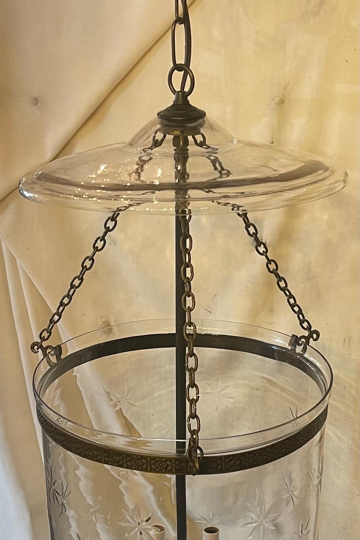 Wunderschöne große Sternglockenglas-Leuchte aus mundgeblasenem, geätztem Glas mit 5 Lichtern aus Bronze (Radiert) im Angebot