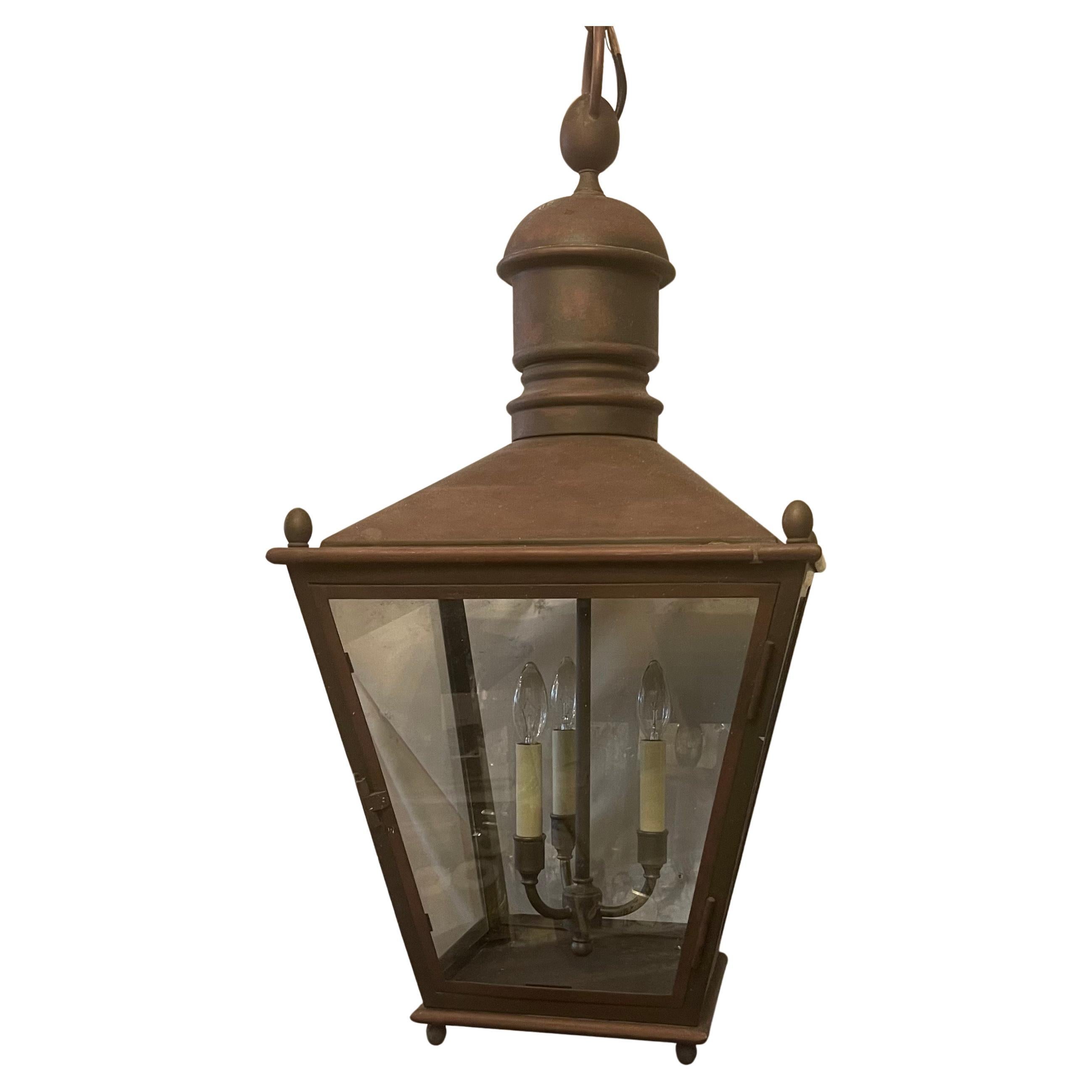Un meraviglioso grande lampadario a lanterna in bronzo e rame in ottone, rustico e vittoriano. Questo apparecchio ha un gruppo di 3 candelabri che è stato aggiornato con nuove prese e cablaggi.
Accompagnato da tettuccio a catena e ferramenta per il