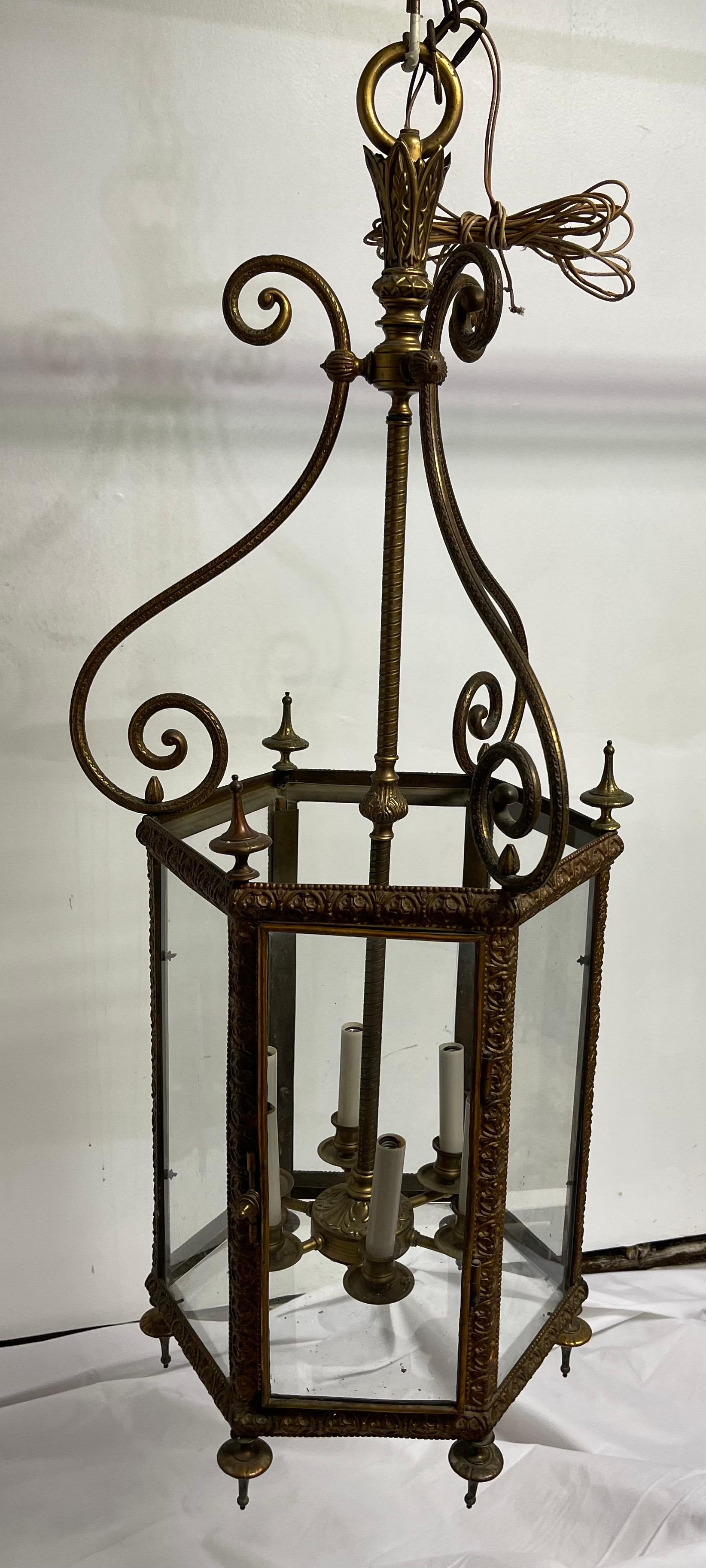 Merveilleux grand hexagone en bronze avec panneau en verre Regency 6 Candelabra Light Lantern Light Fixture
