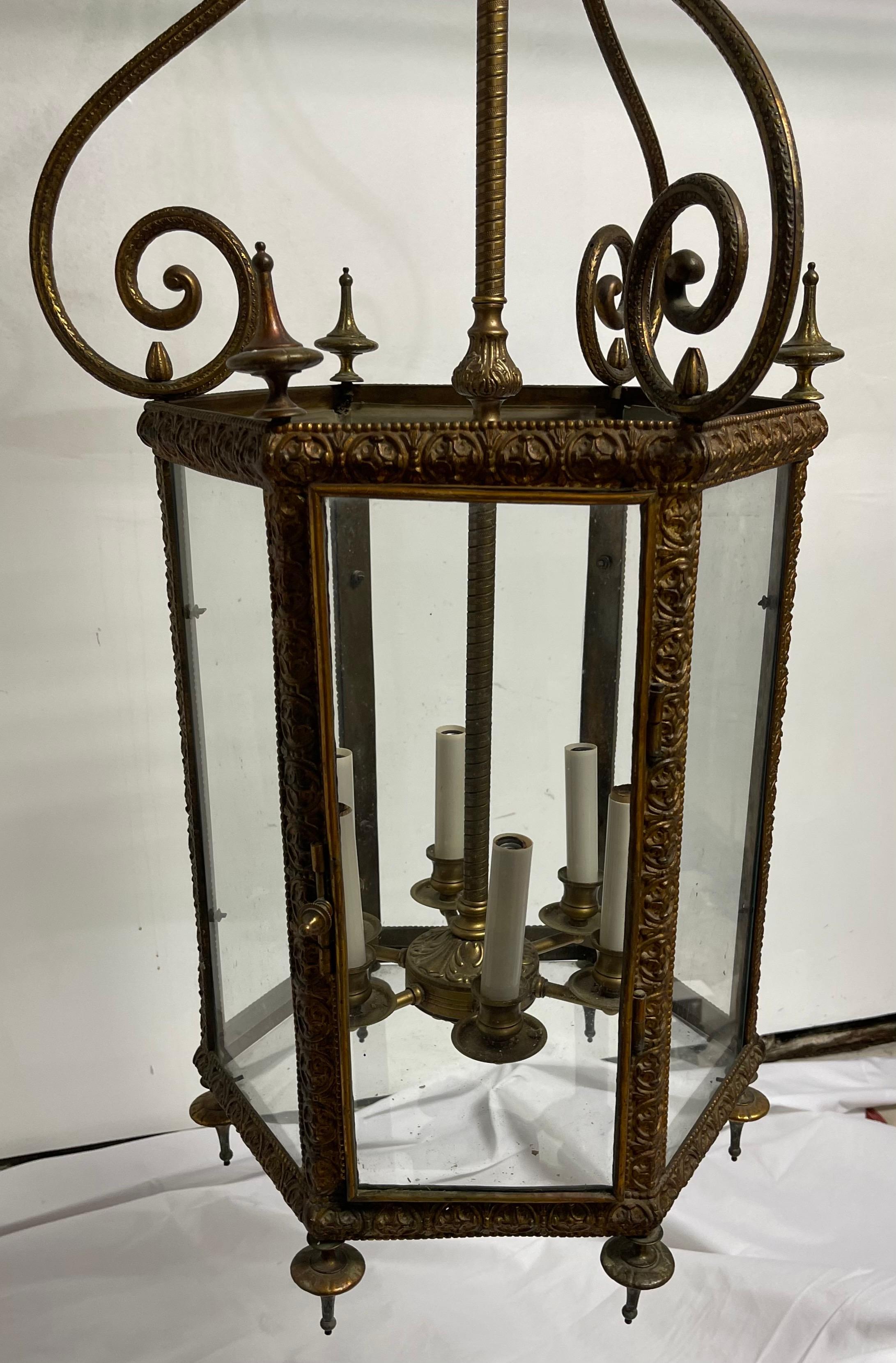 Merveilleux grand panneau de verre hexagonal en bronze pour lustre de style Regency Bon état - En vente à Roslyn, NY