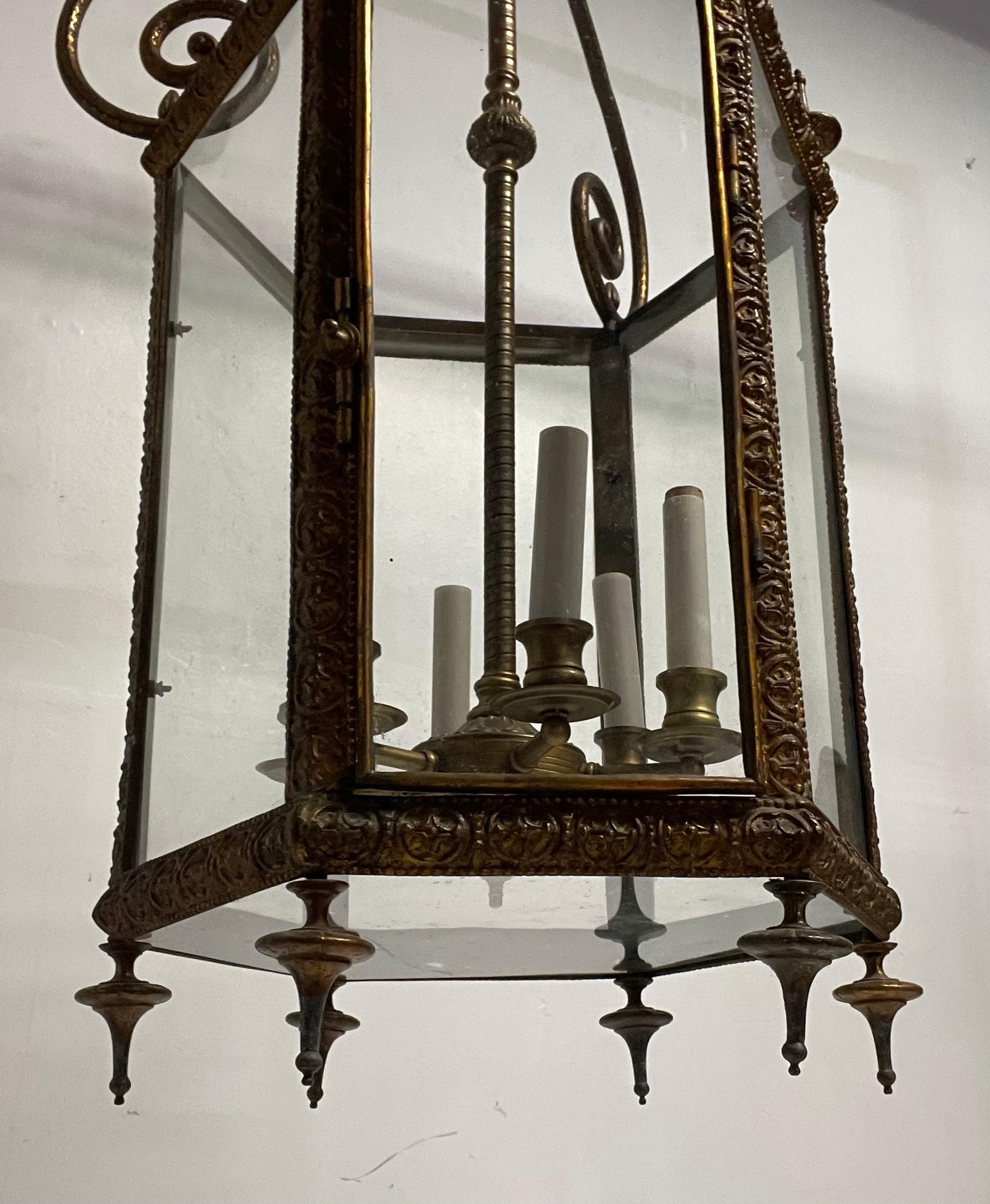 20ième siècle Merveilleux grand panneau de verre hexagonal en bronze pour lustre de style Regency en vente