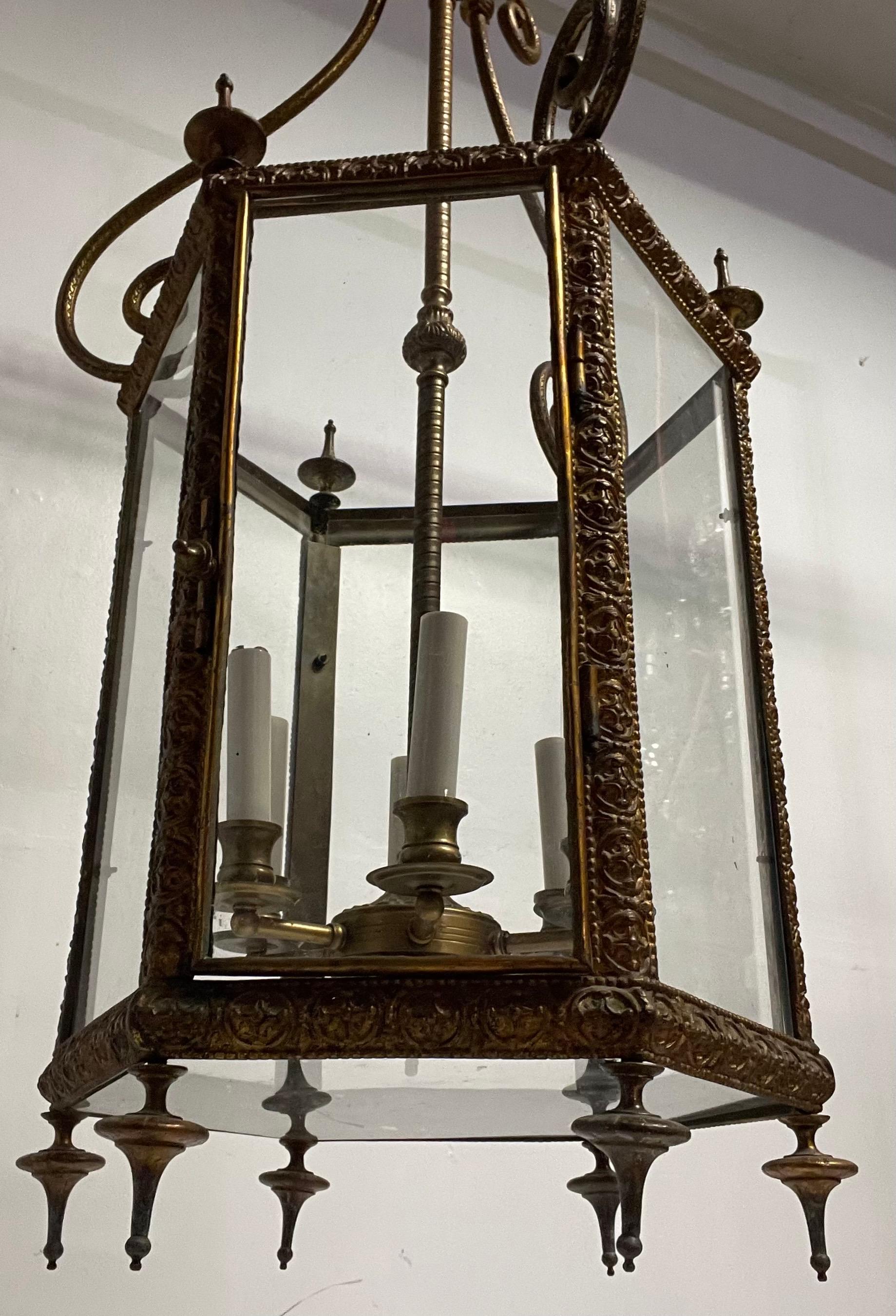 Merveilleux grand panneau de verre hexagonal en bronze pour lustre de style Regency en vente 1