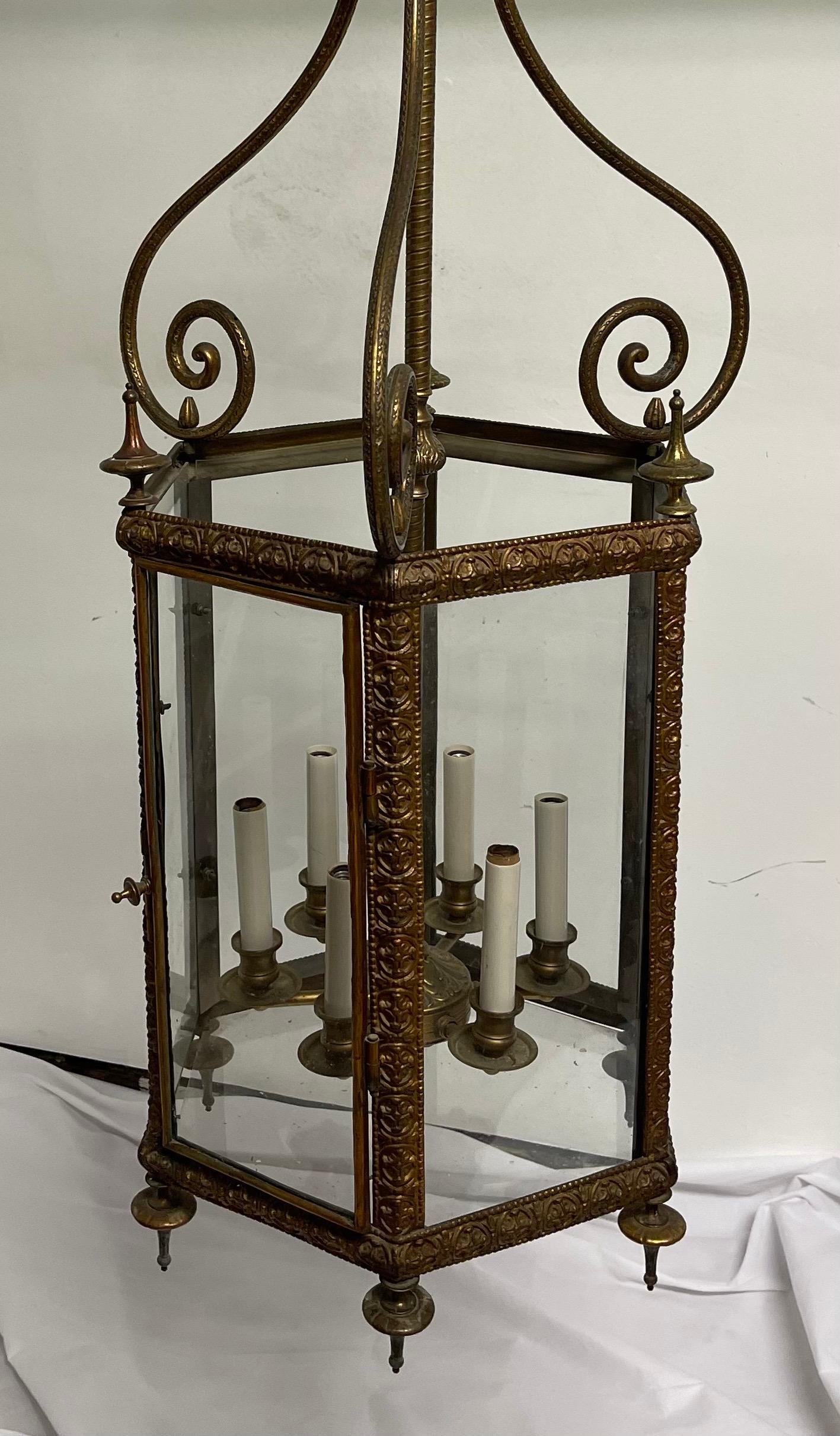 Merveilleux grand panneau de verre hexagonal en bronze pour lustre de style Regency en vente 3