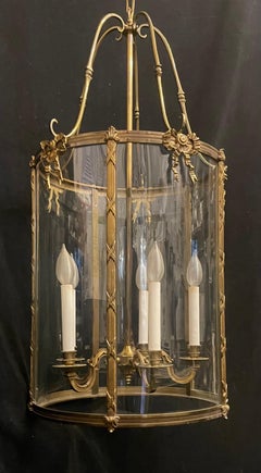 Wunderschöne große Doré Bronze Louis XVI Laterne Leuchte gebogene Glasscheiben Bögen