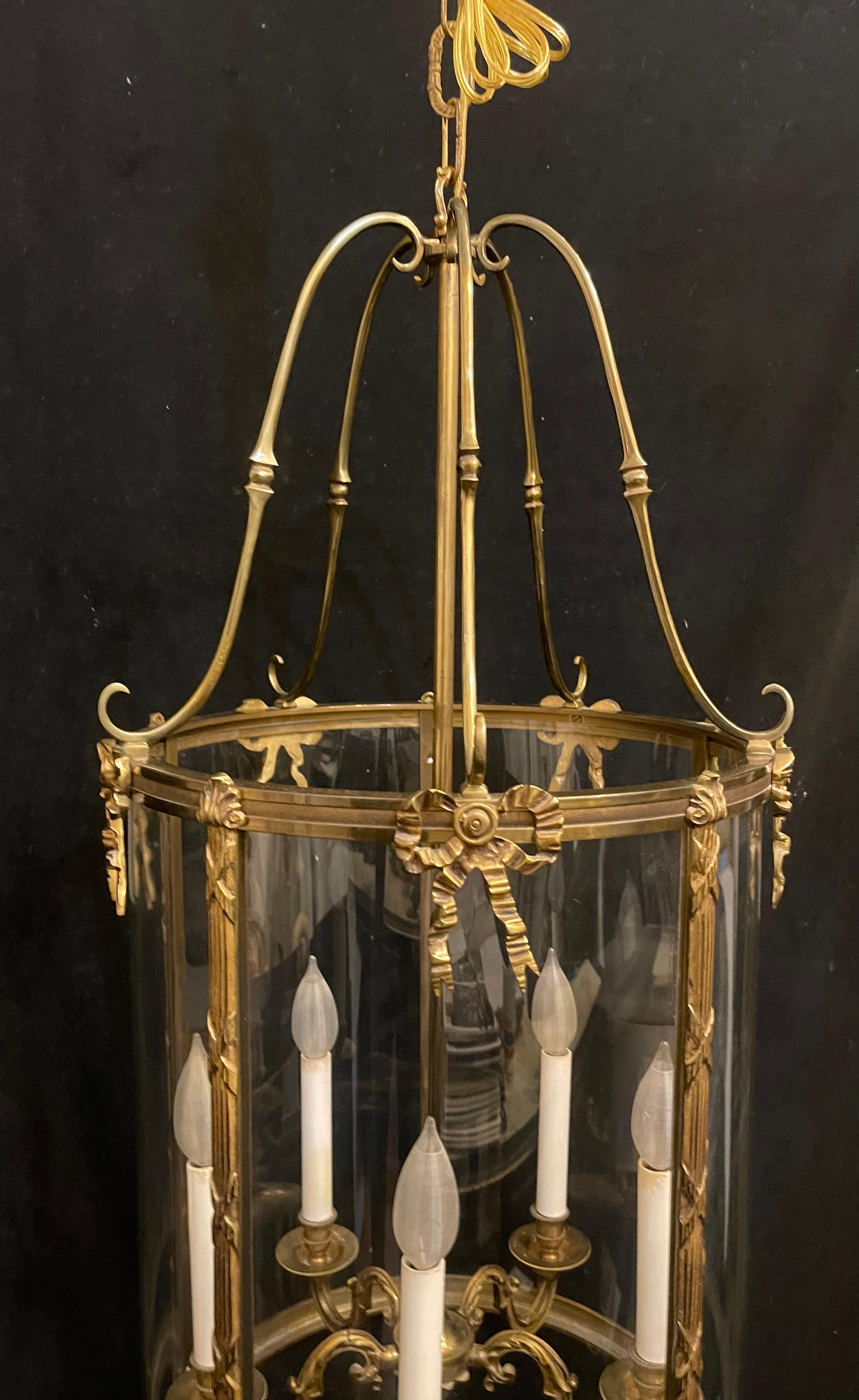 italien Merveilleuse Lanterne Louis XVI en bronze doré à panneaux de verre bombé arcs de cercle en vente