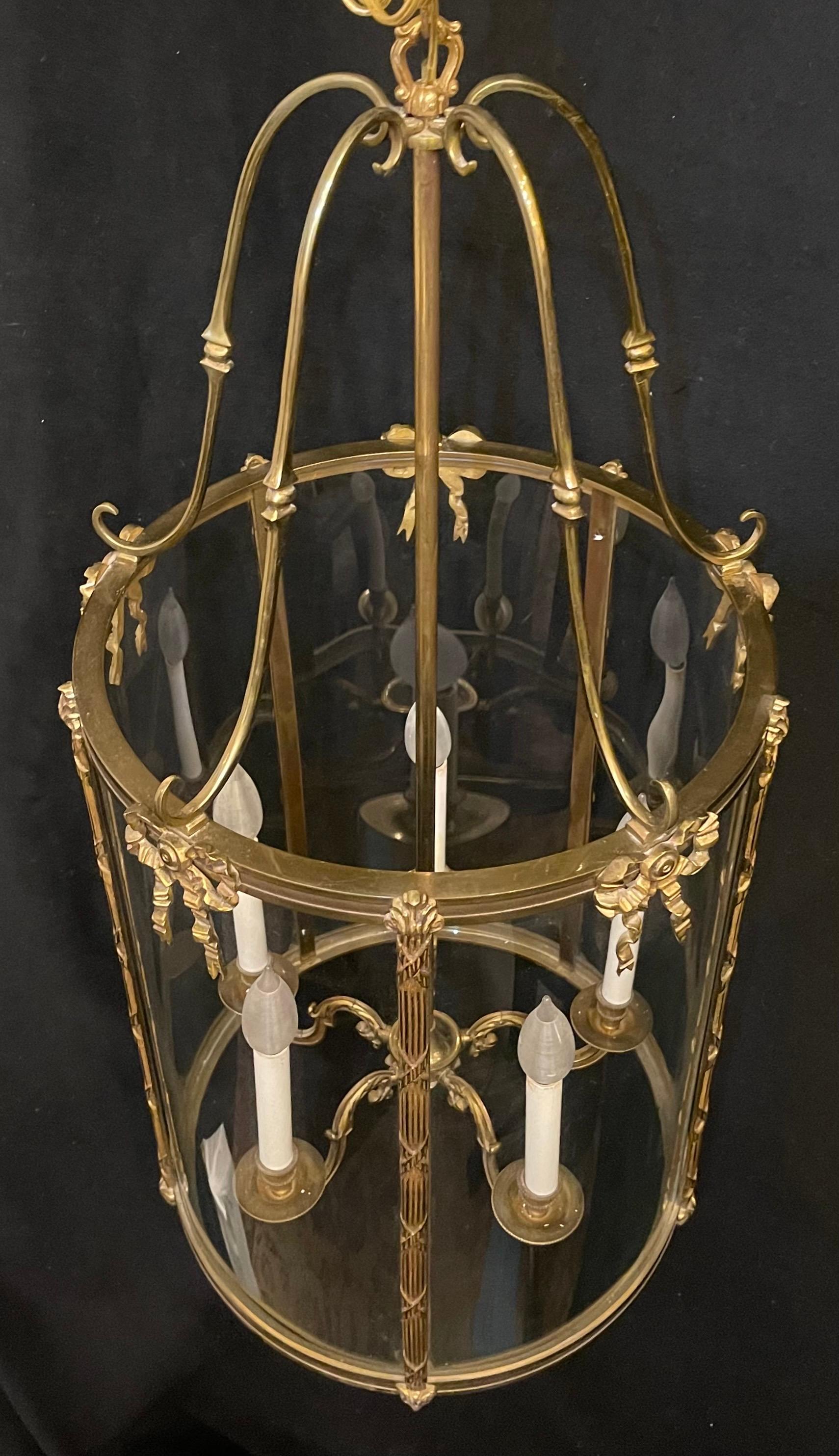 Merveilleuse Lanterne Louis XVI en bronze doré à panneaux de verre bombé arcs de cercle Bon état - En vente à Roslyn, NY