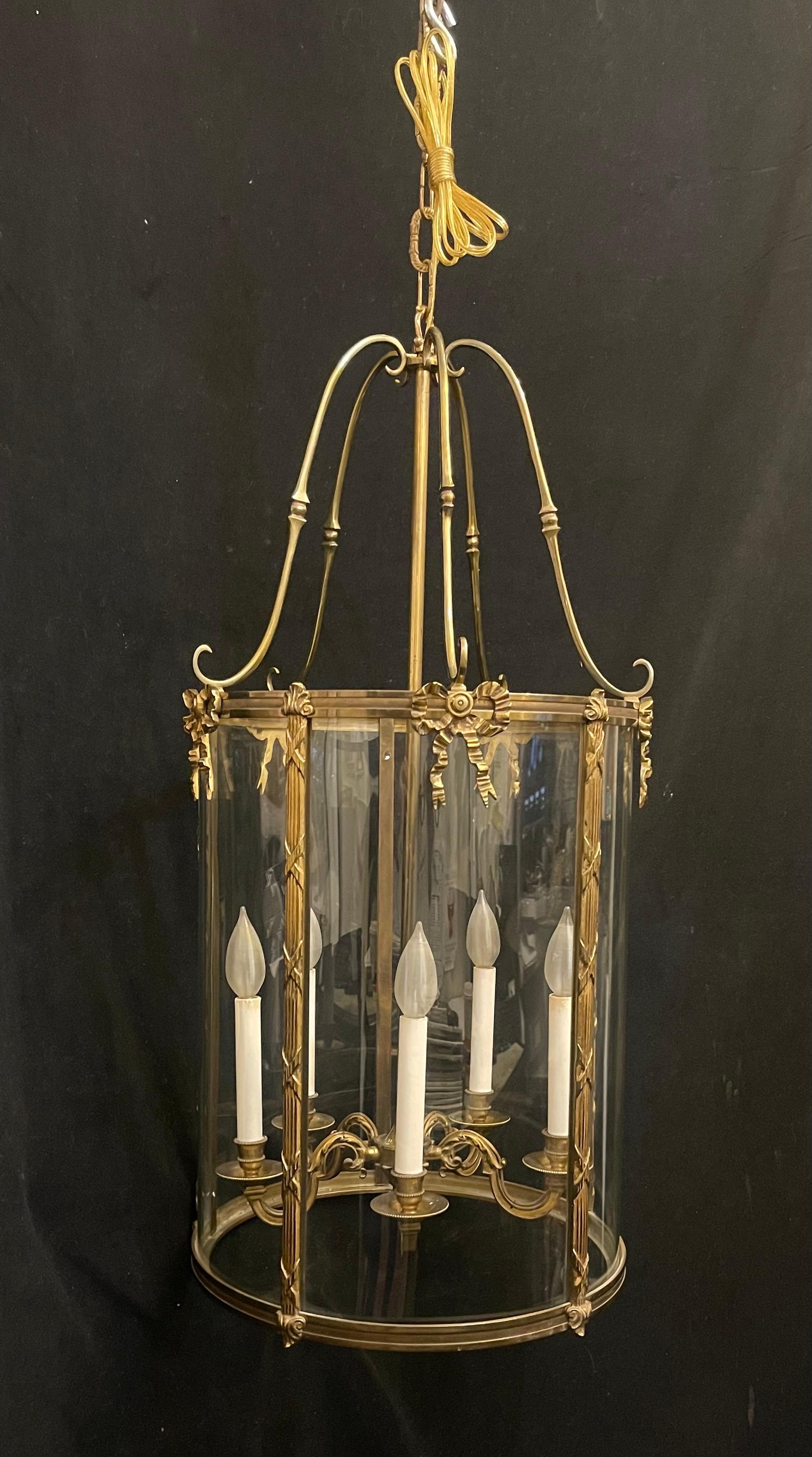 20ième siècle Merveilleuse Lanterne Louis XVI en bronze doré à panneaux de verre bombé arcs de cercle en vente