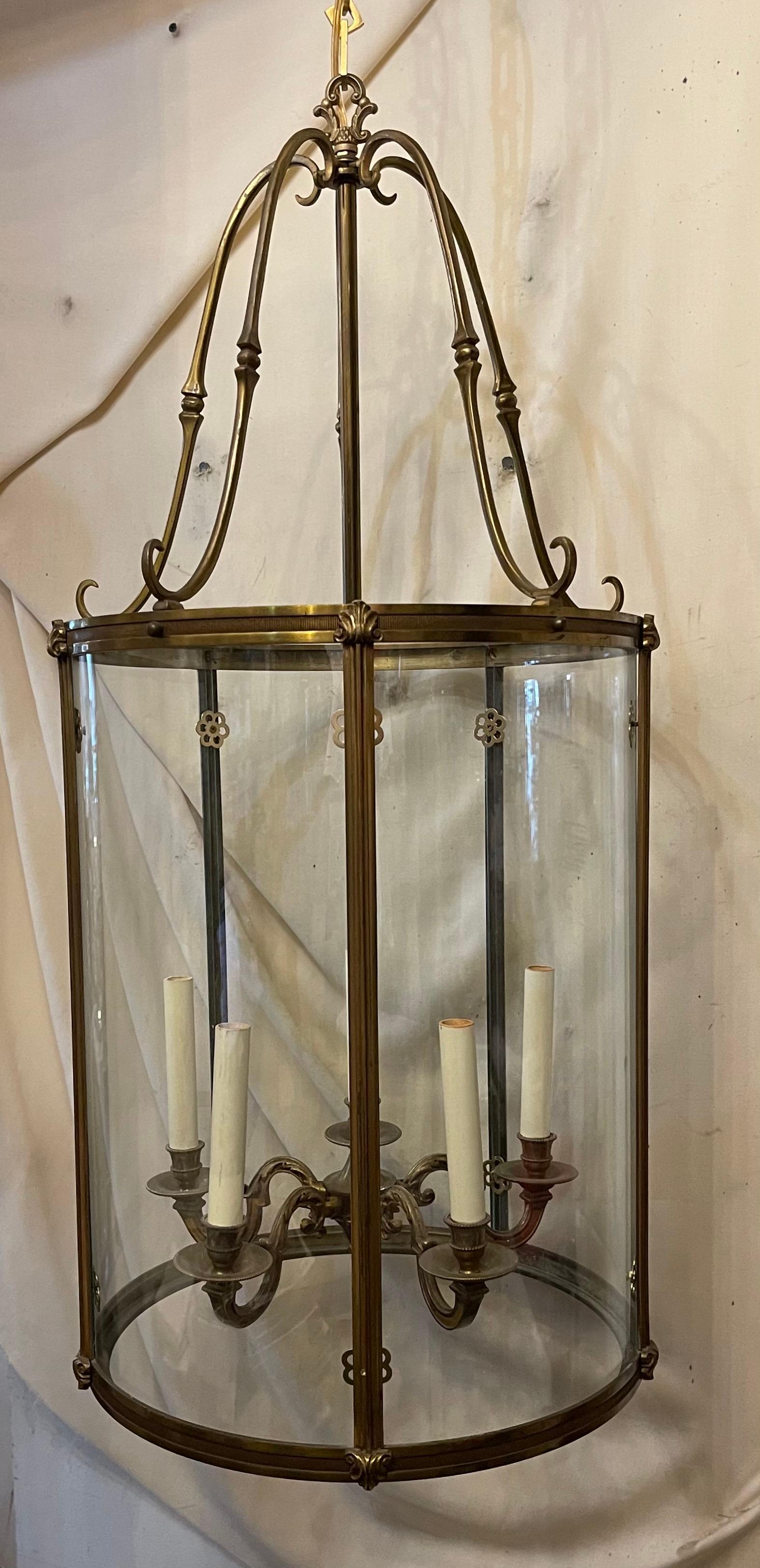 Wunderschöne große Doré Bronze Louis XVI Laterne Leuchte gebogene Glasscheiben (Louis XVI.) im Angebot