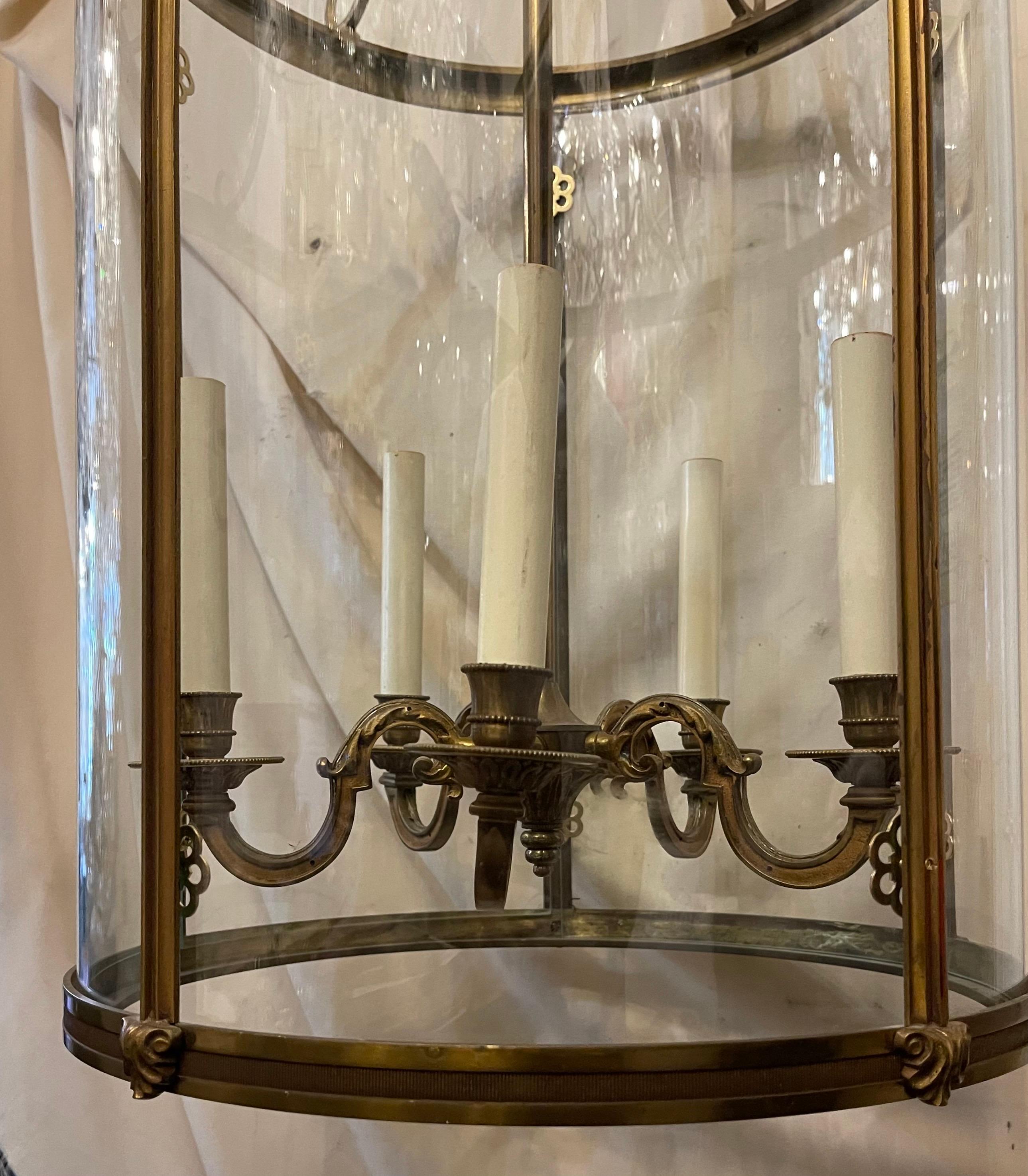 Wunderschöne große Doré Bronze Louis XVI Laterne Leuchte gebogene Glasscheiben (Italienisch) im Angebot