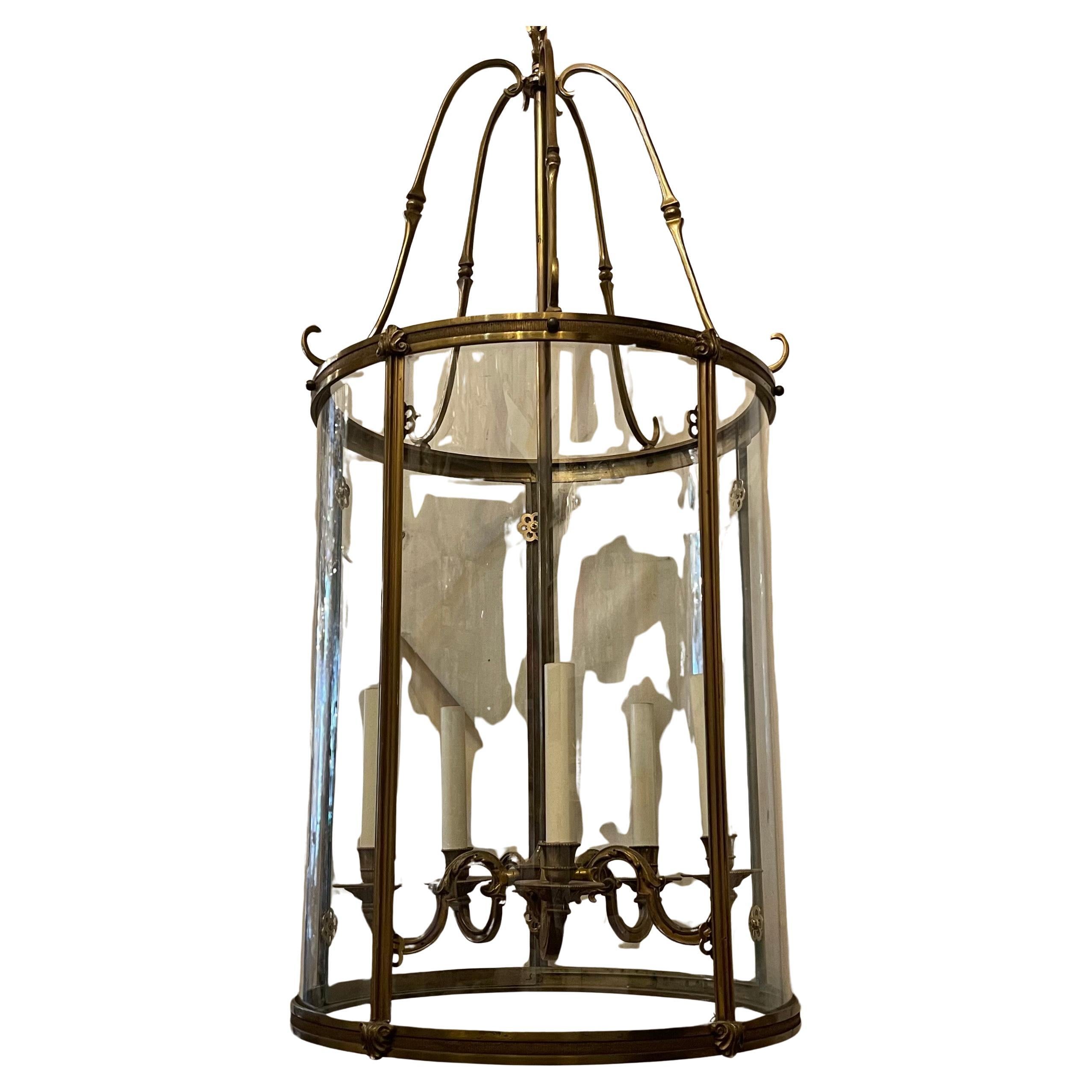 Wunderschöne große Doré Bronze Louis XVI Laterne Leuchte gebogene Glasscheiben im Angebot