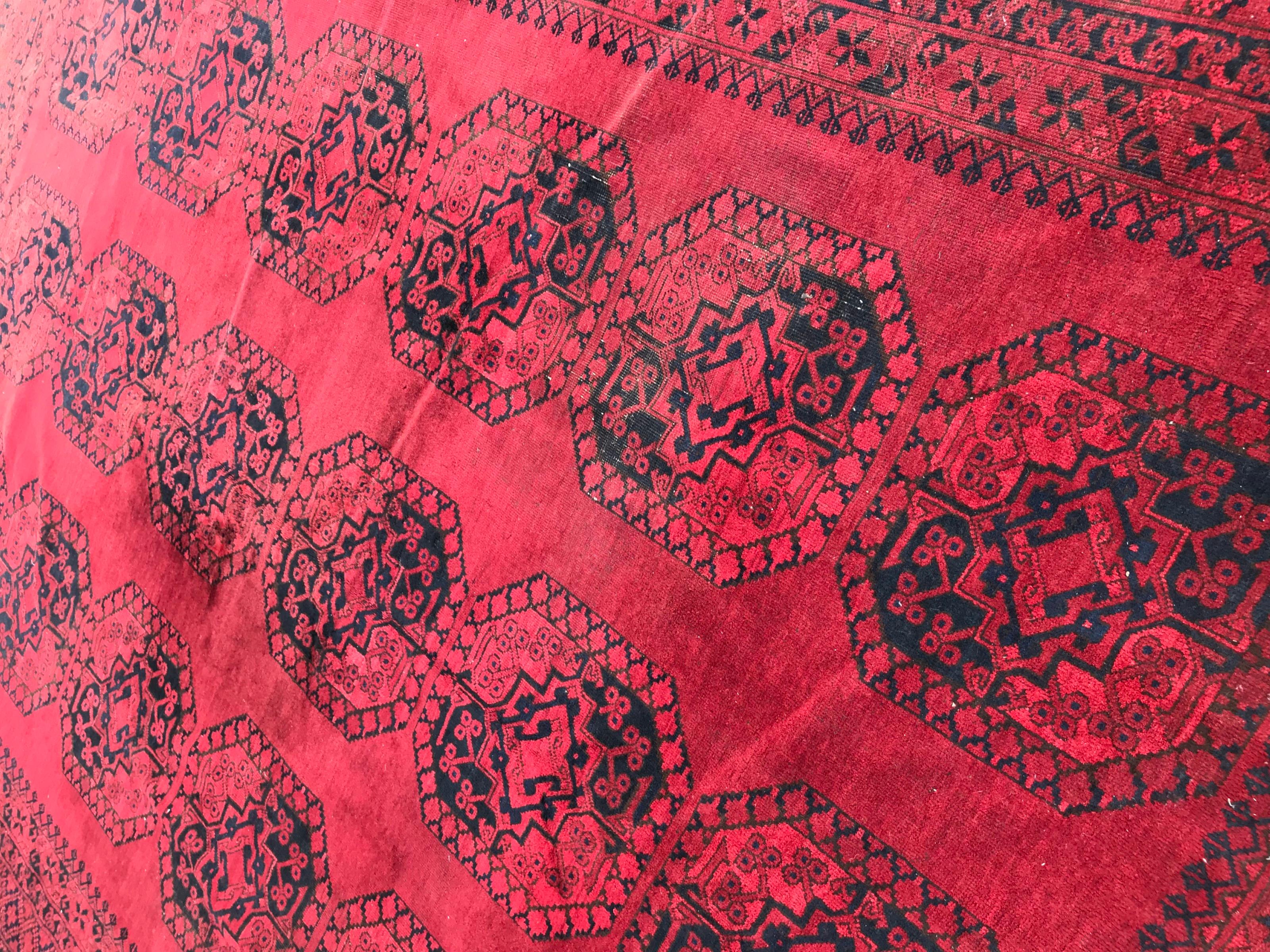 Schöner großer turkmenischer Ersari-Afghan-Teppich aus der Mitte des 20. Jahrhunderts mit rotem Rankenfeld, dunkelblauem und rosafarbenem sowie geometrischem Muster, vollständig handgeknüpft mit Wollsamt auf Wollfond.

✨✨✨
