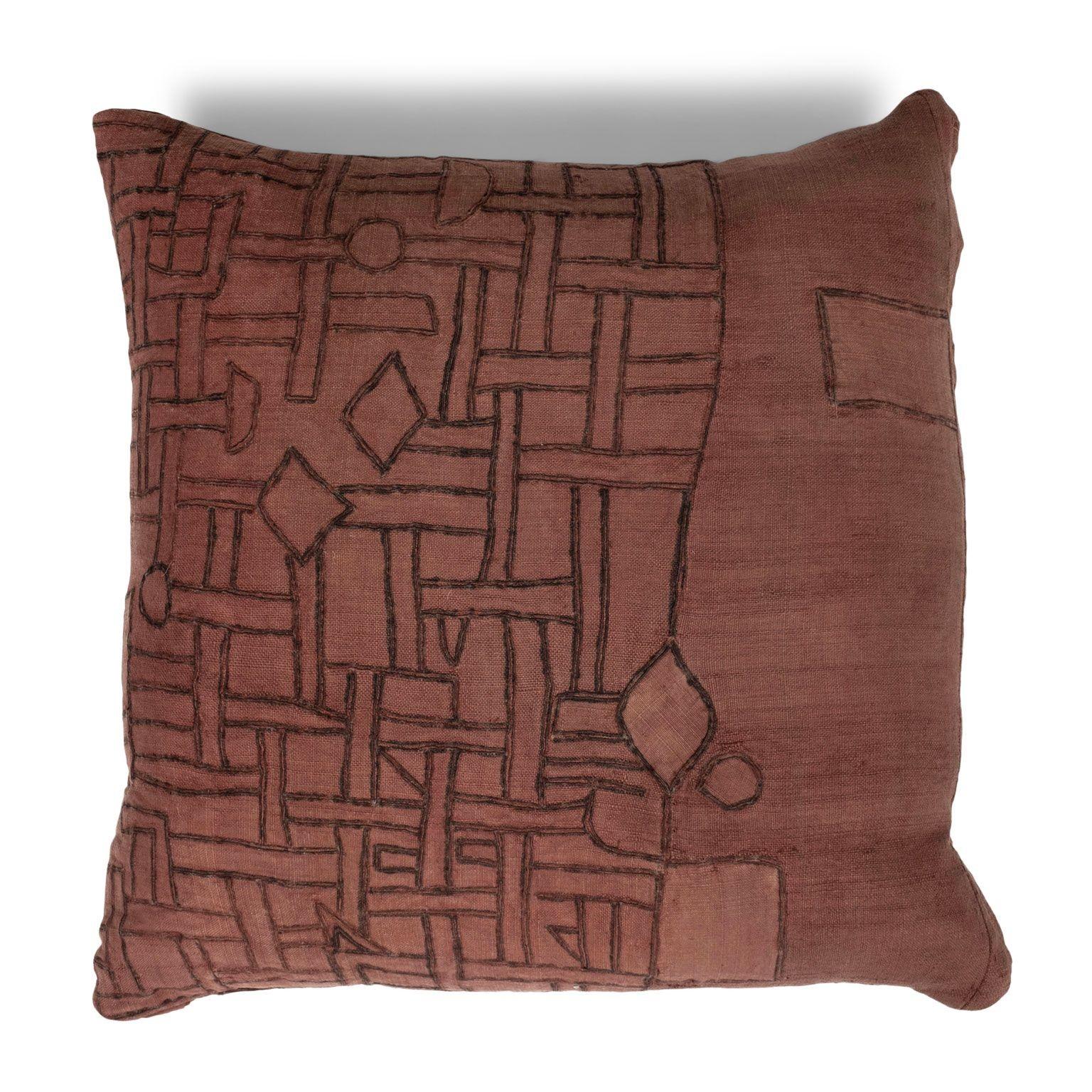 Merveilleux grand coussin brodé de couleur prune délavée, fabriqué à partir d'un ancien textile tribal en coton tissé et teint à la main (vers 1930-1954). Cousu à la main, ce magnifique oreiller décoratif carré est doté d'une fermeture éclair et