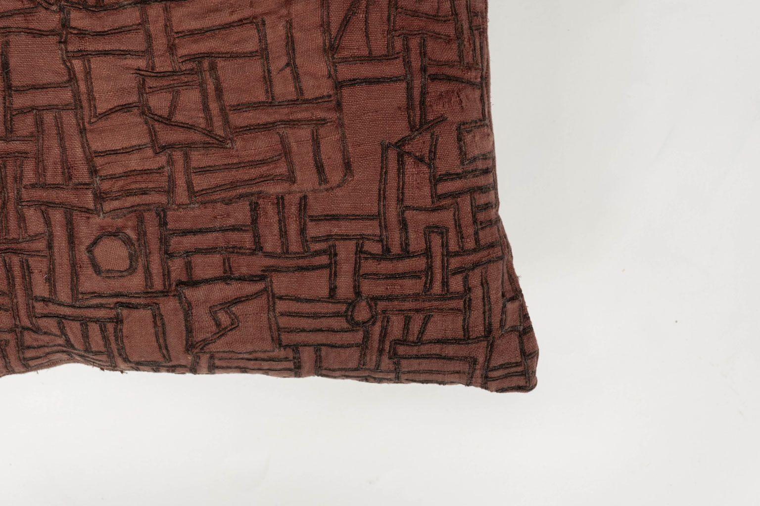 Meraviglioso cuscino ricamato color prugna sbiadito realizzato con un antico tessuto tribale di cotone intrecciato e tinto a mano (1930-1954 circa). Cucito a mano in uno splendido cuscino decorativo quadrato di grandi dimensioni che include una