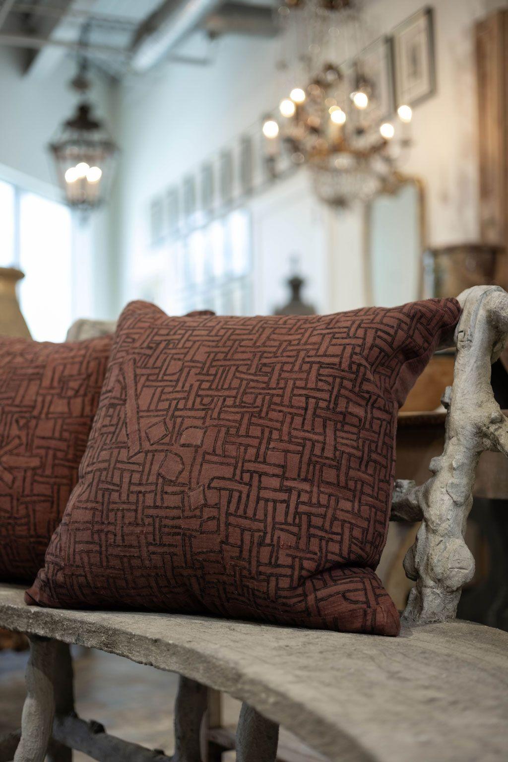 Moulage Magnifique coussin brodé couleur prune délavé en vente