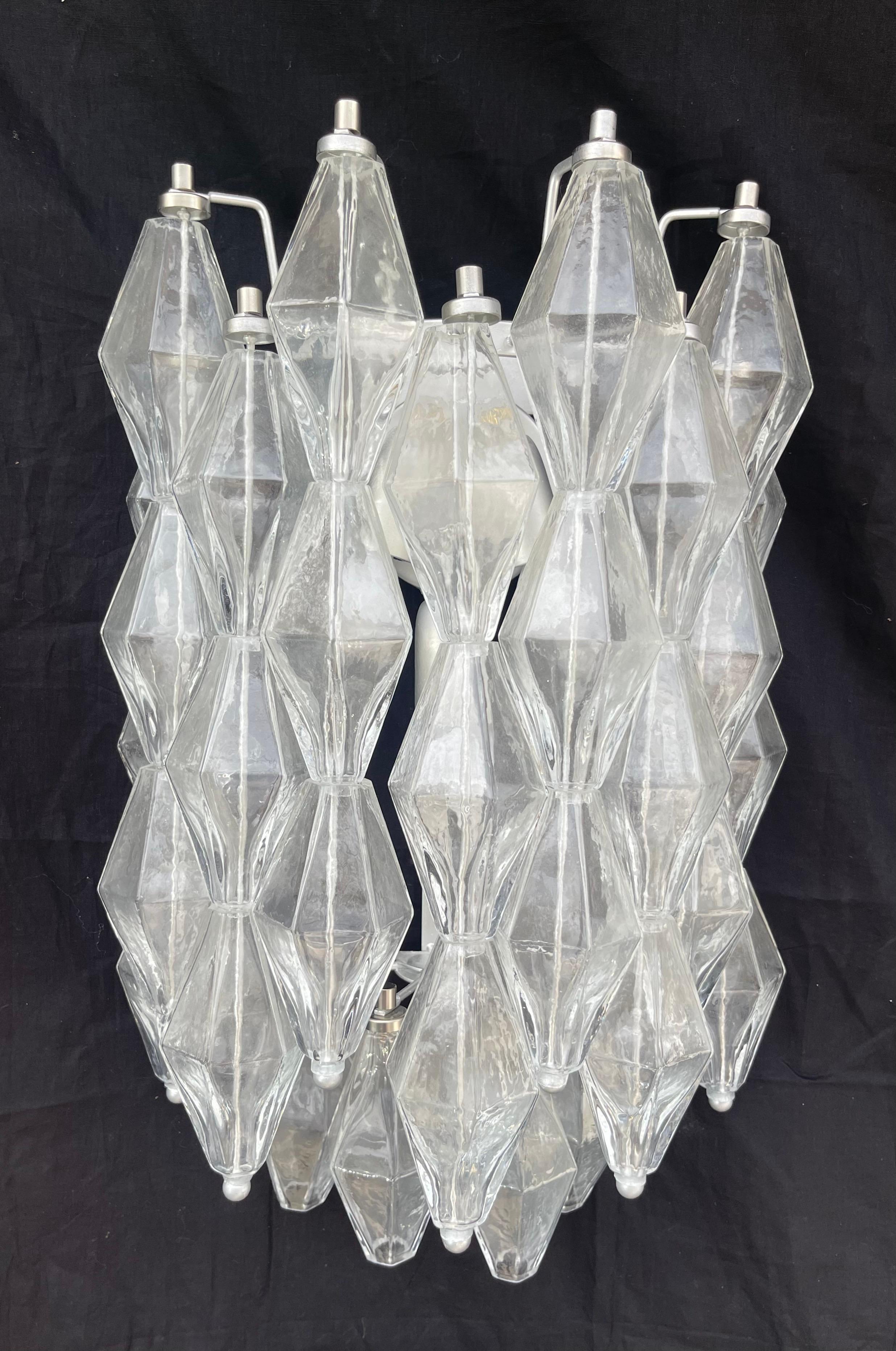 Merveilleux ensemble de quatre (2 paires) appliques murales de style Poliedri attribuées à Carlo Scarpa / Venini, le câblage a été mis à jour pour les Etats-Unis. Elles sont en laiton et dorées à l'argent. Chaque applique avec 3 douilles