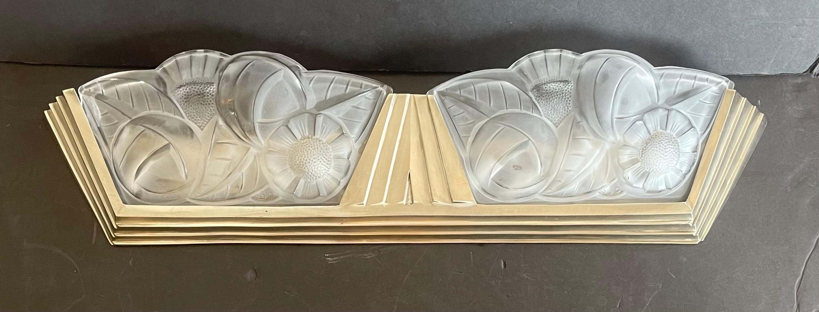 Une superbe applique simple Art déco française signée par Degue. Avec deux panneaux en verre dépoli et floral. Il repose dans un cadre géométrique en nickel argenté. Le câblage a été refait pour une utilisation américaine avec quatre prises