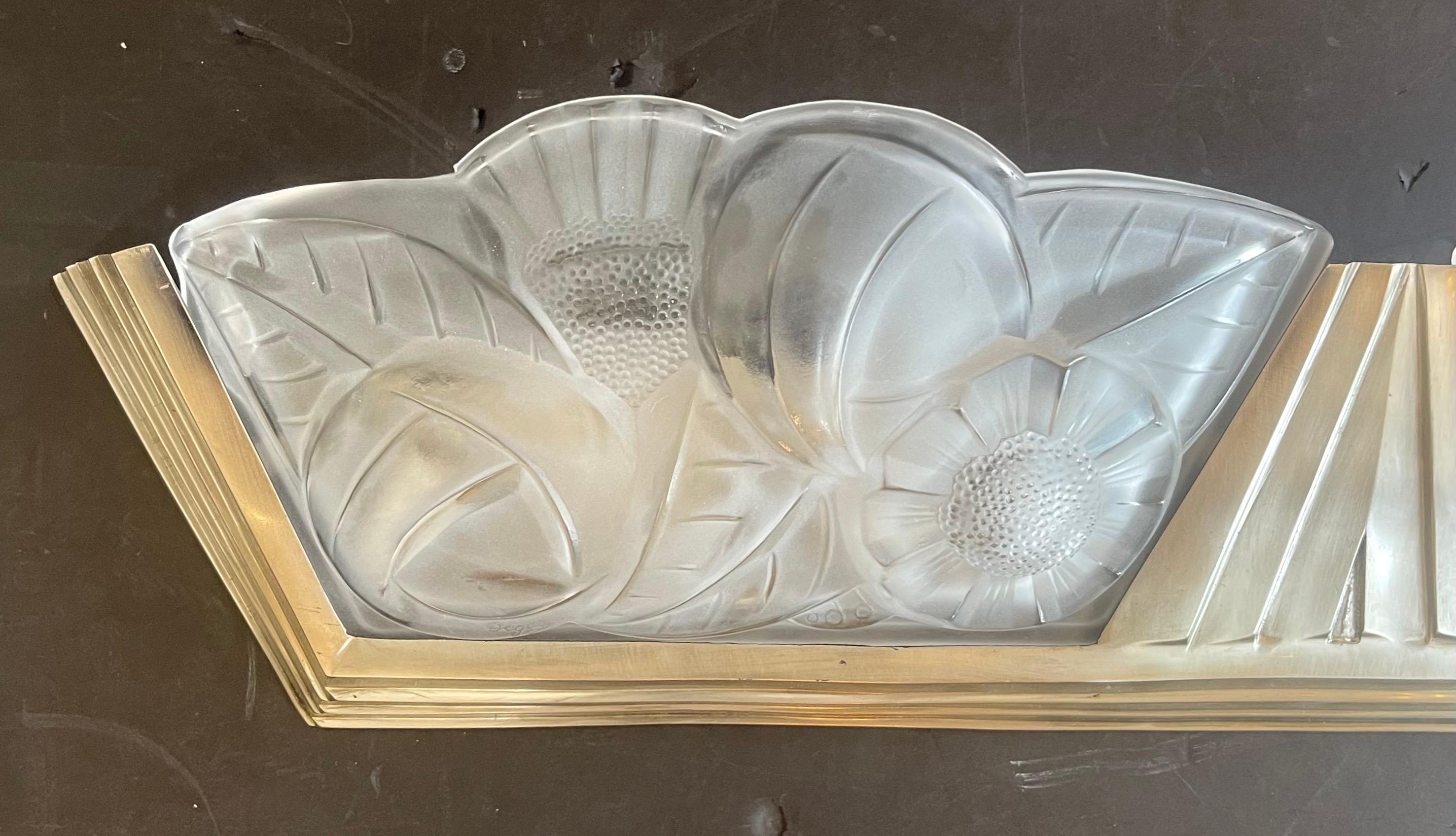 Français Merveilleuse grande applique murale Art déco français en verre d'art dépoli Nickel Degue en vente
