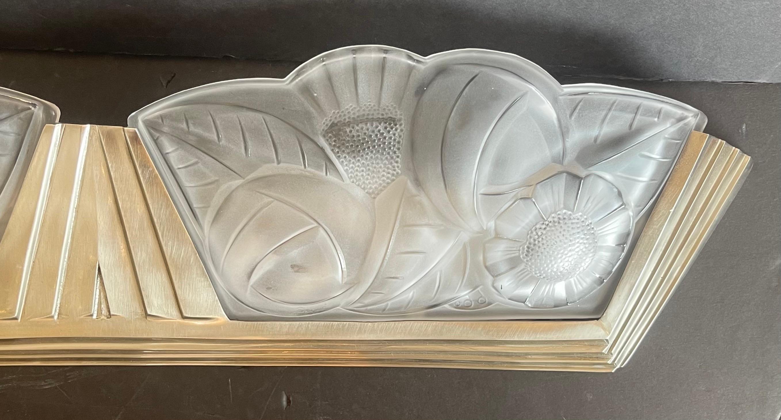 Merveilleuse grande applique murale Art déco français en verre d'art dépoli Nickel Degue Bon état - En vente à Roslyn, NY