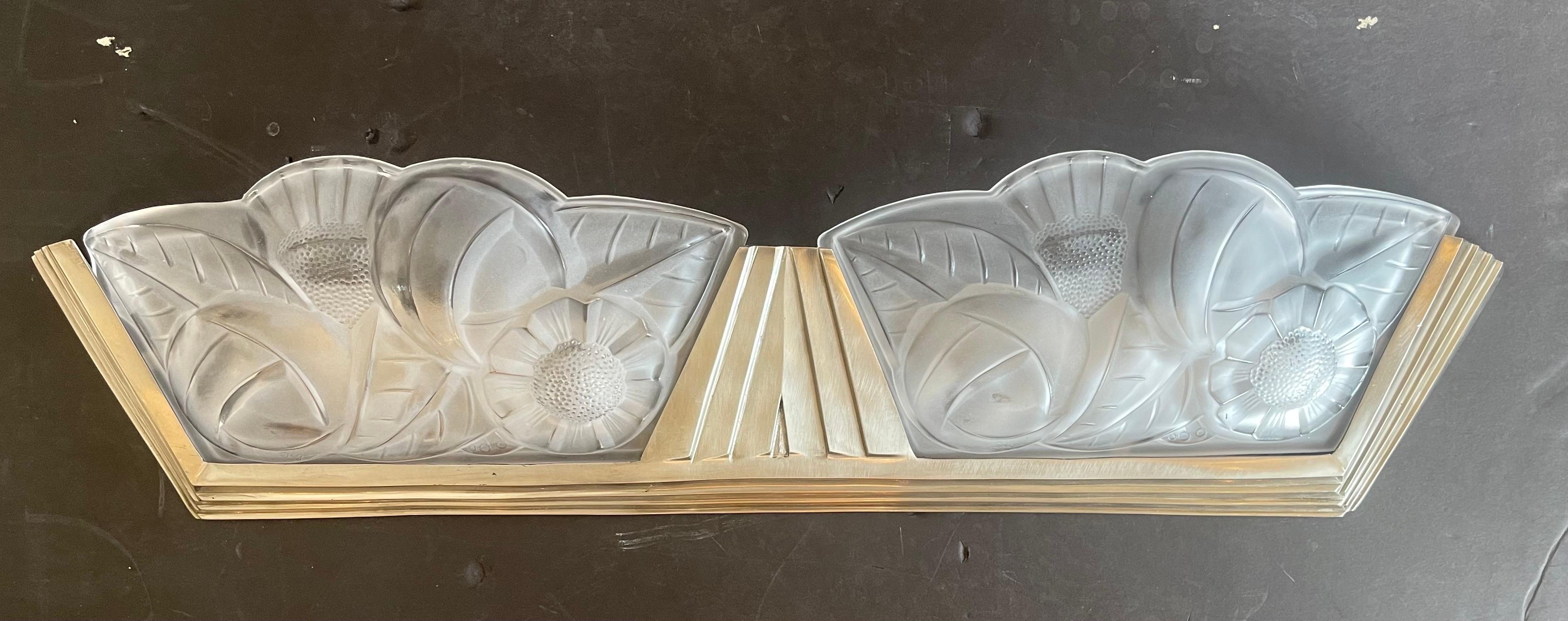 20ième siècle Merveilleuse grande applique murale Art déco français en verre d'art dépoli Nickel Degue en vente