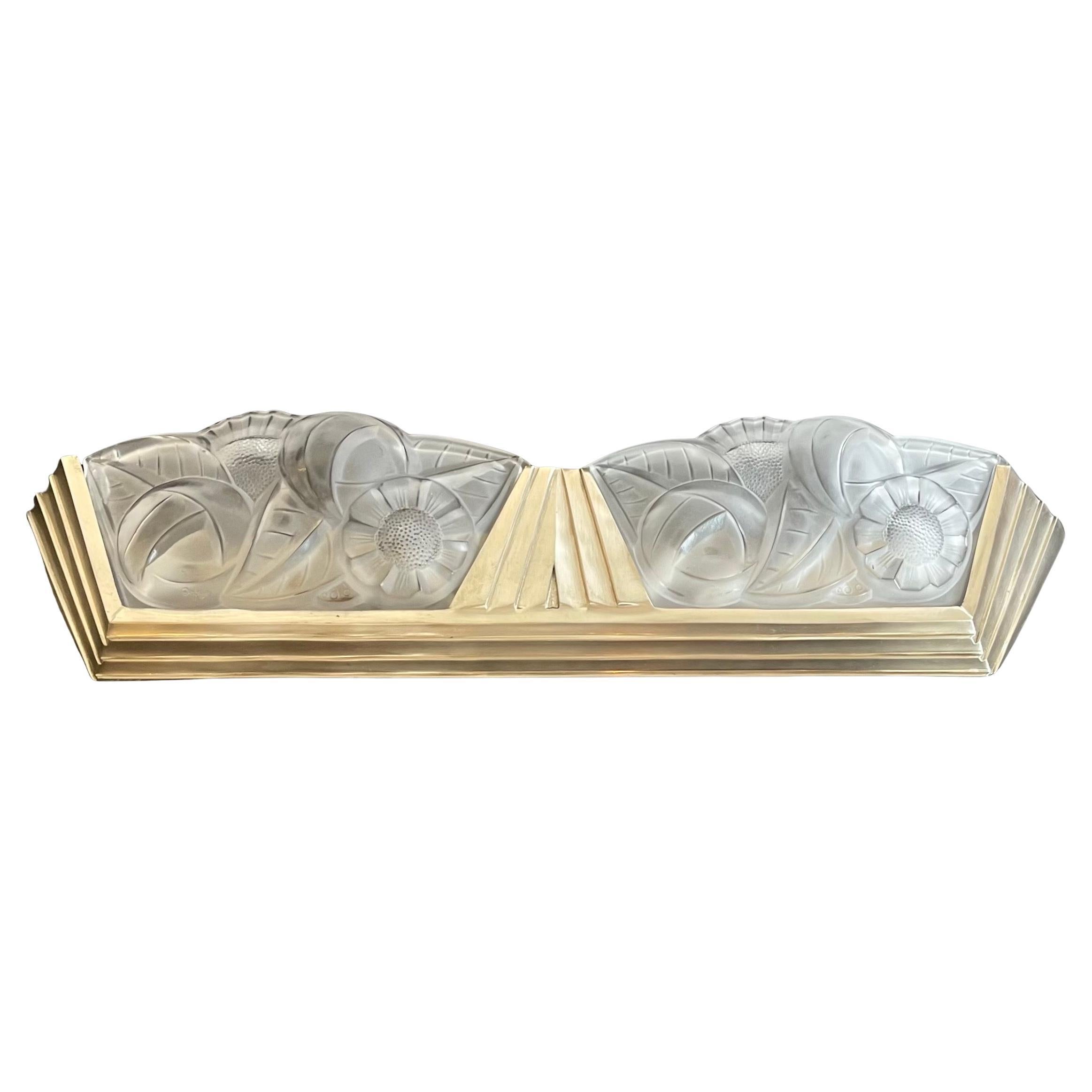 Merveilleuse grande applique murale Art déco français en verre d'art dépoli Nickel Degue