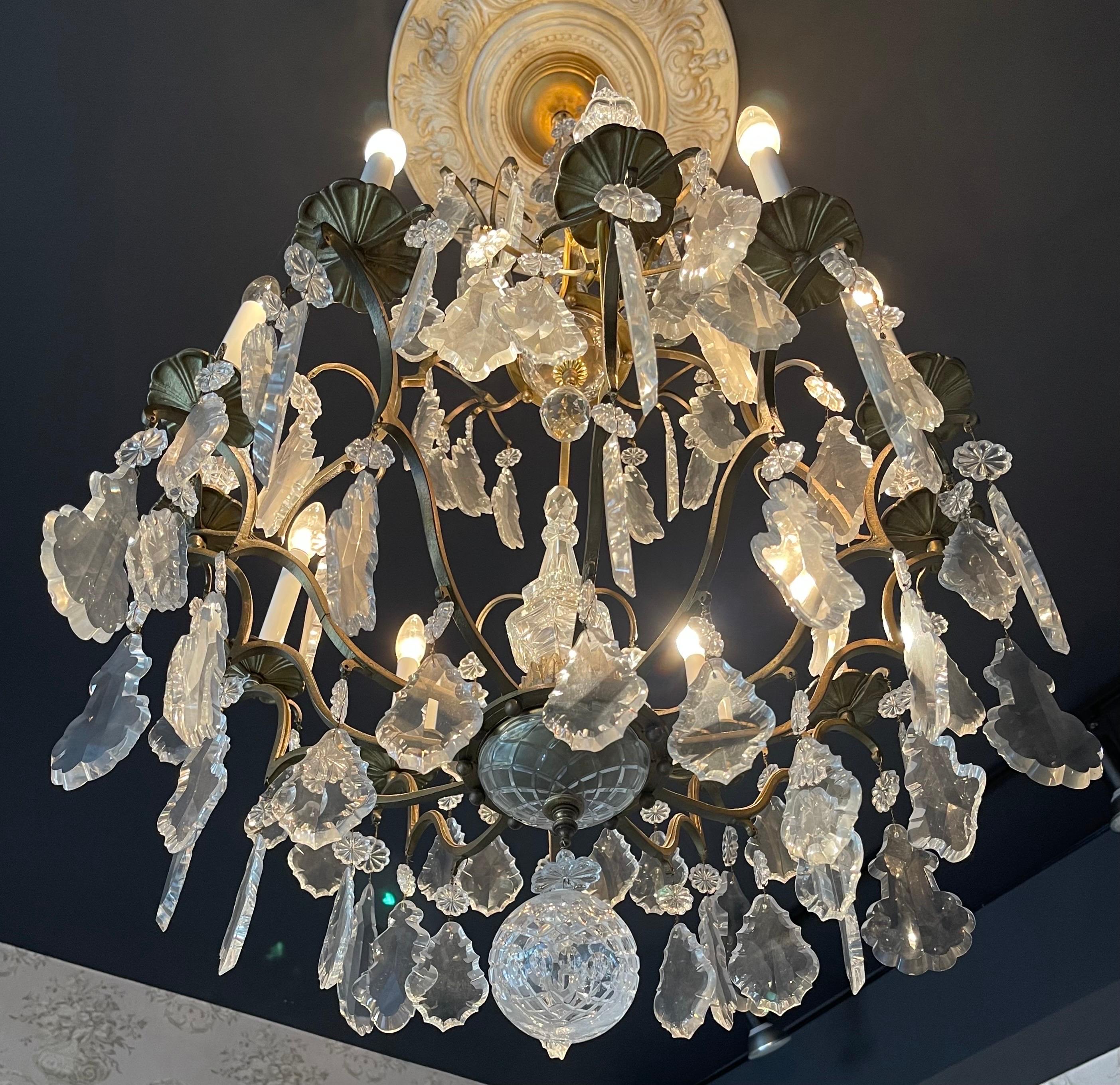 Français Magnifique grand lustre français Louis XV à piqûres d'oiseaux en bronze et cristal en vente