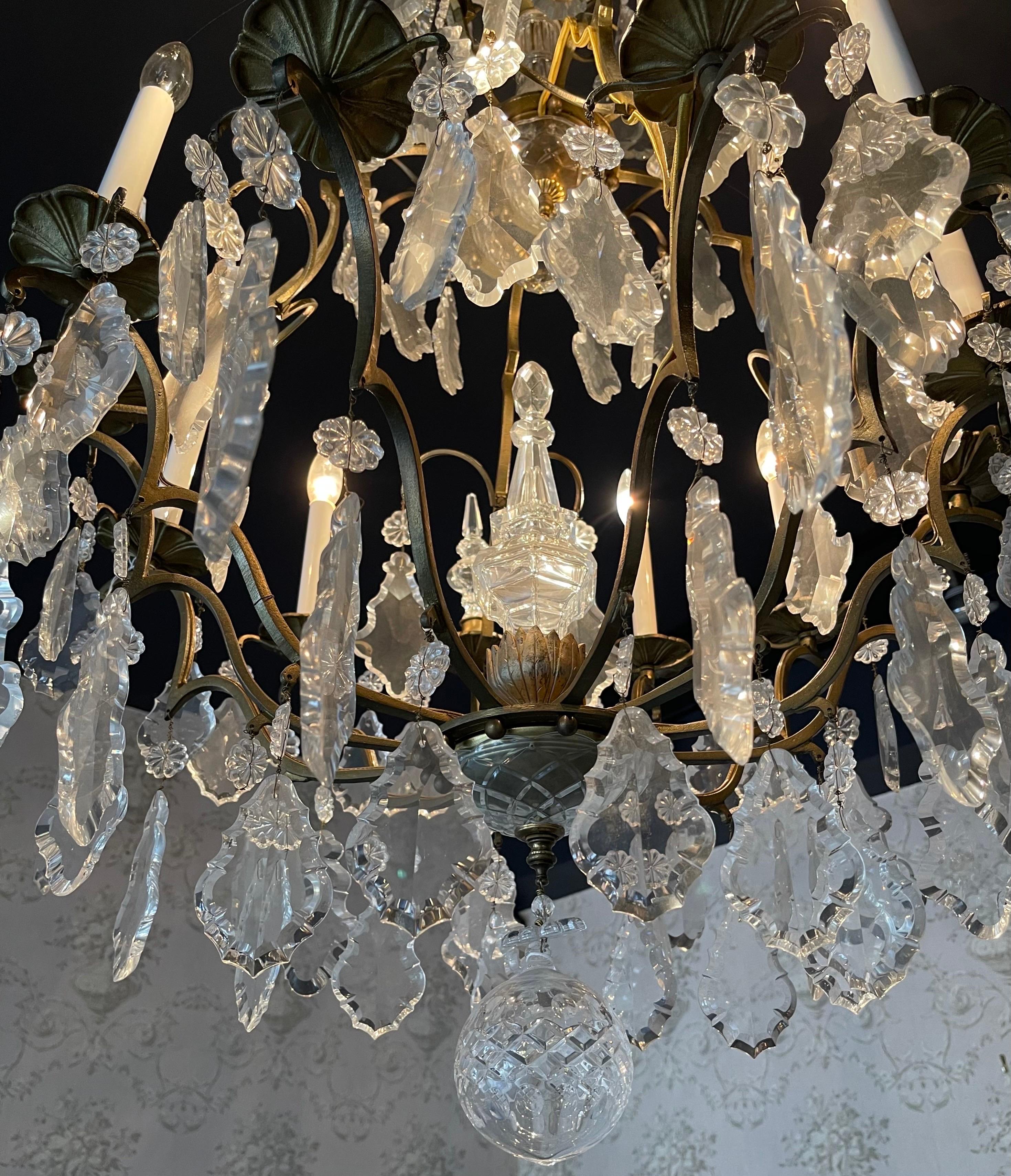 Magnifique grand lustre français Louis XV à piqûres d'oiseaux en bronze et cristal Bon état - En vente à Roslyn, NY