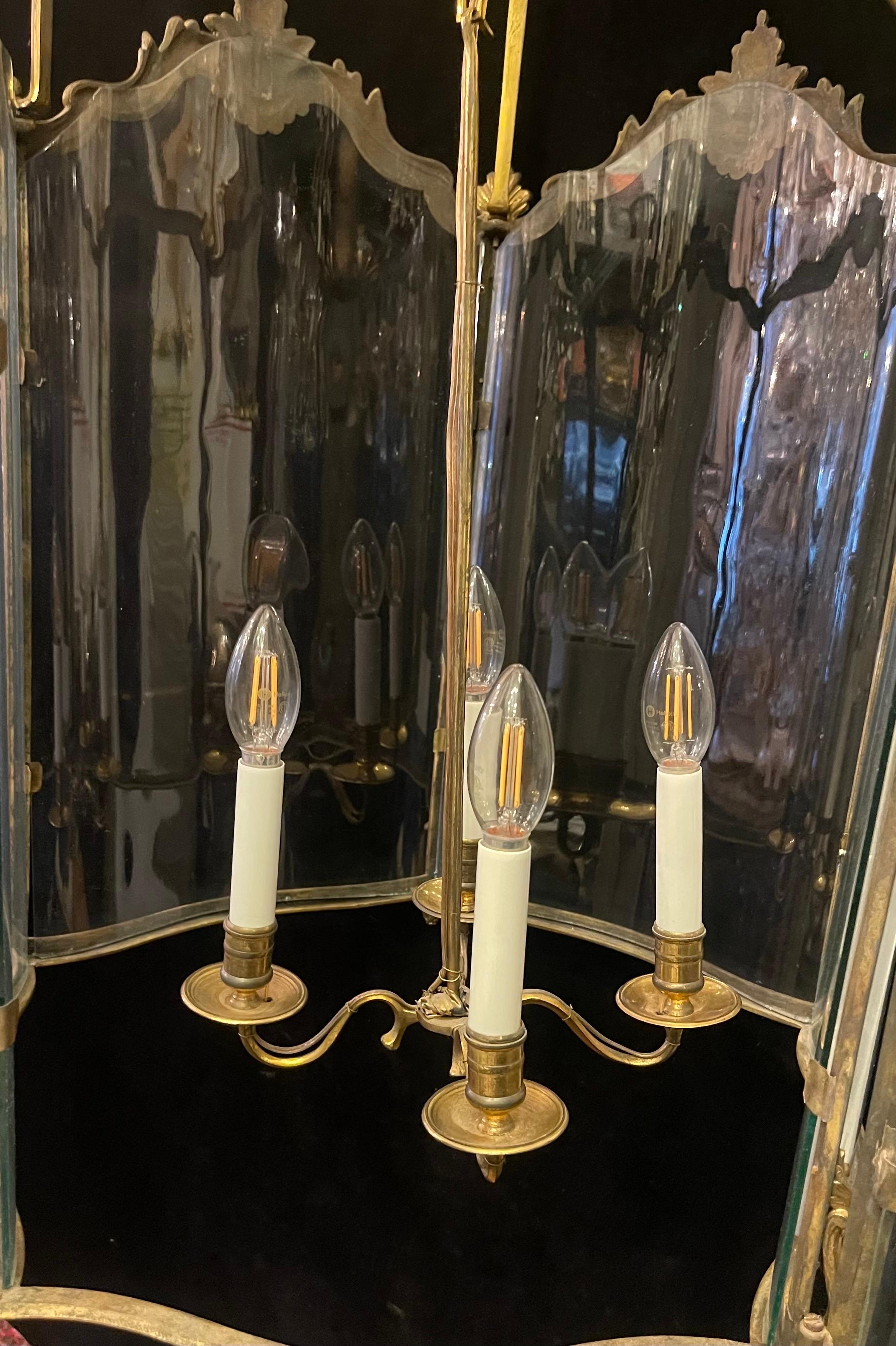 Eine wunderbare große Französisch Dore Bronze Rokoko Louis XV Stil mit Original gebogen / geblasenem Glas 4 Kandelaber Licht Laterne Kronleuchter Fixture

Kürzlich neu verdrahtet und mit Kette und Vordach ausgestattet