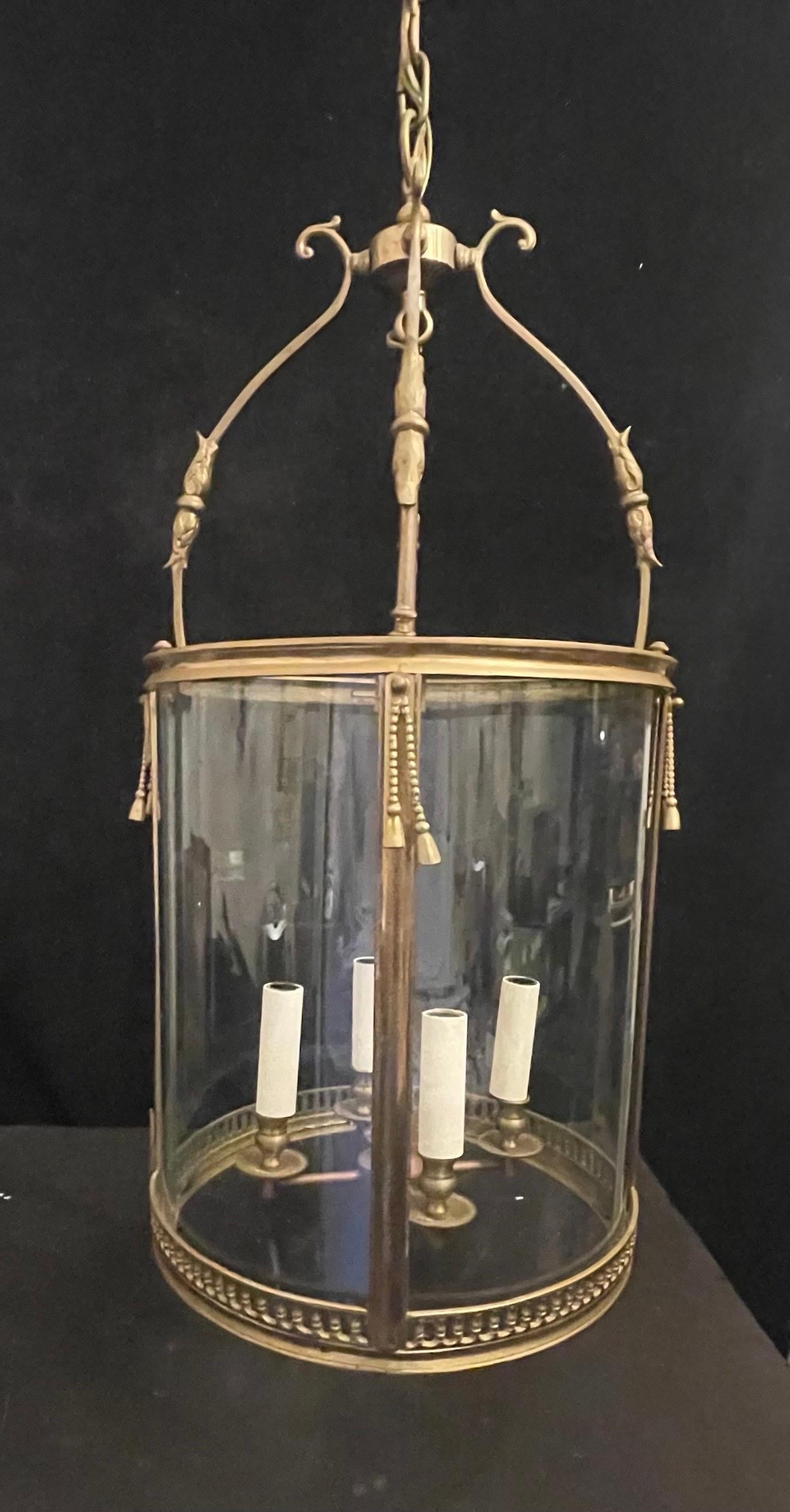 Français Magnifique grand lustre-lanterne français Louis XVI en bronze à pampilles et rubans en vente