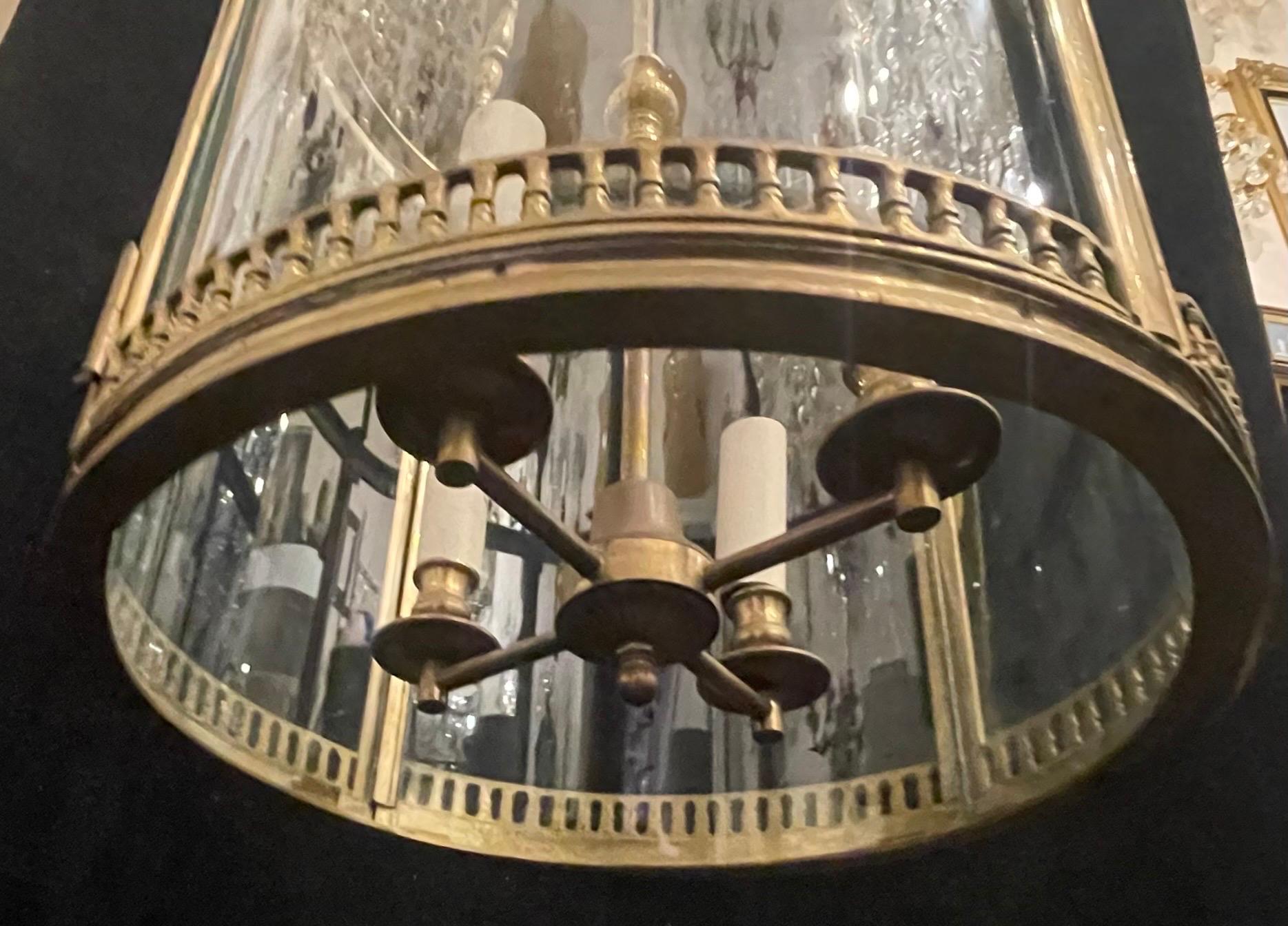 Magnifique grand lustre-lanterne français Louis XVI en bronze à pampilles et rubans Bon état - En vente à Roslyn, NY