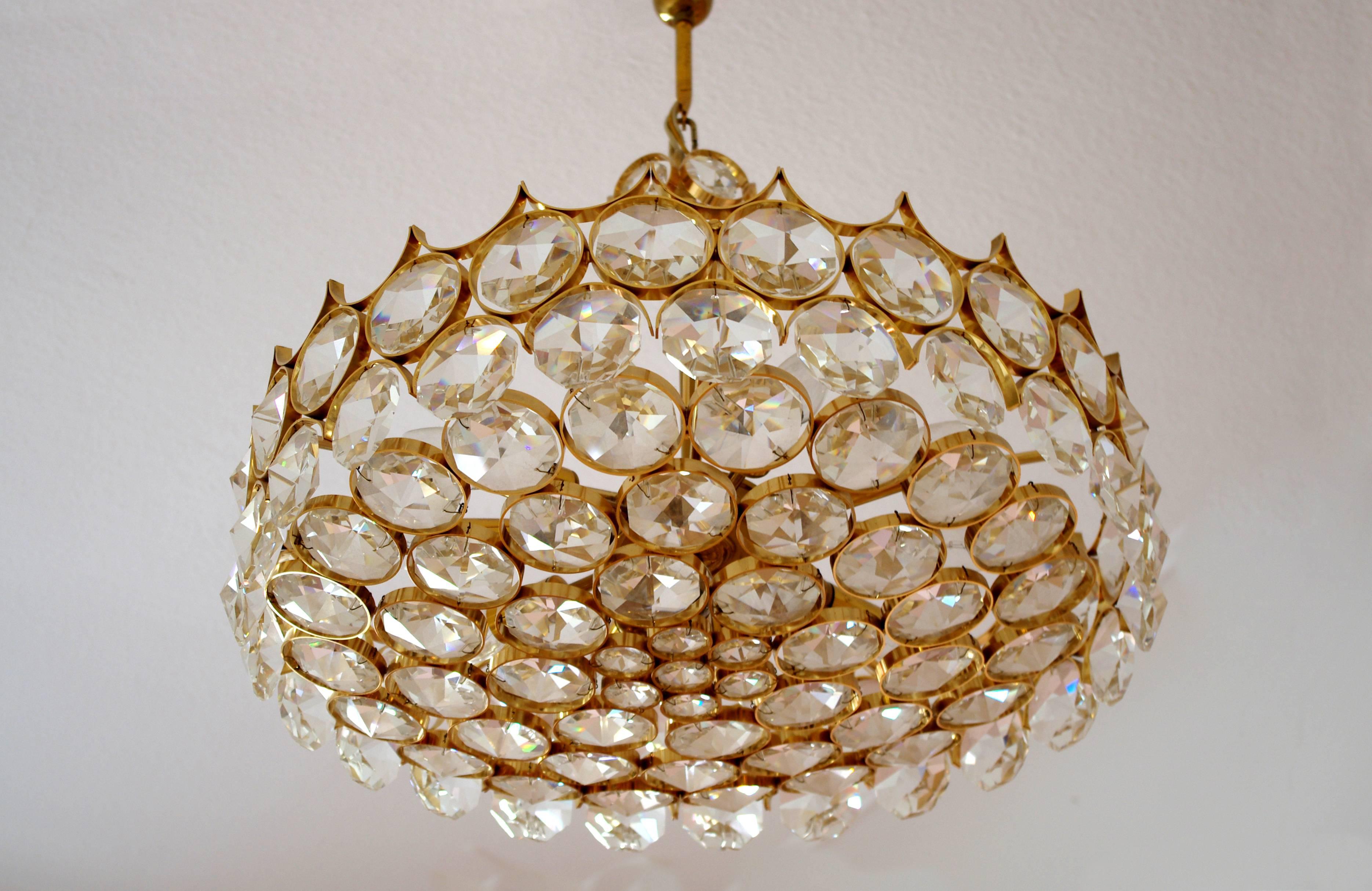 Mid-Century Modern Magnifique grand lustre à suspension en laiton doré et verre de Palwa, années 1960 en vente