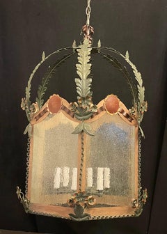 Merveilleuse grande lanterne italienne peinte en verre tôle, rubans, nœuds, fleurs