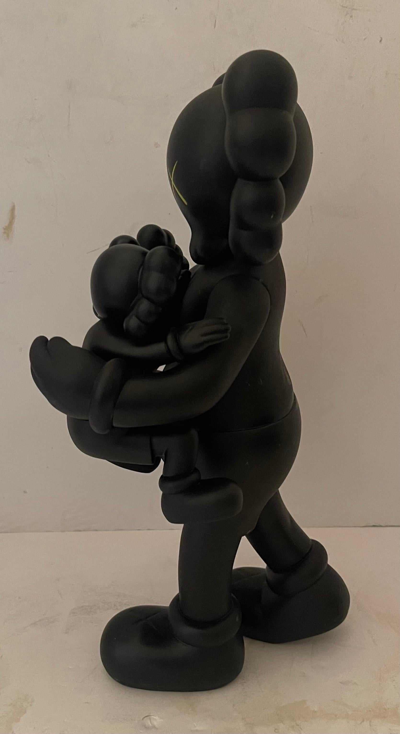 Merveilleuse grande figurine originale KAWS en ardoise noire vernie et vinyle, 2013 en vente 1