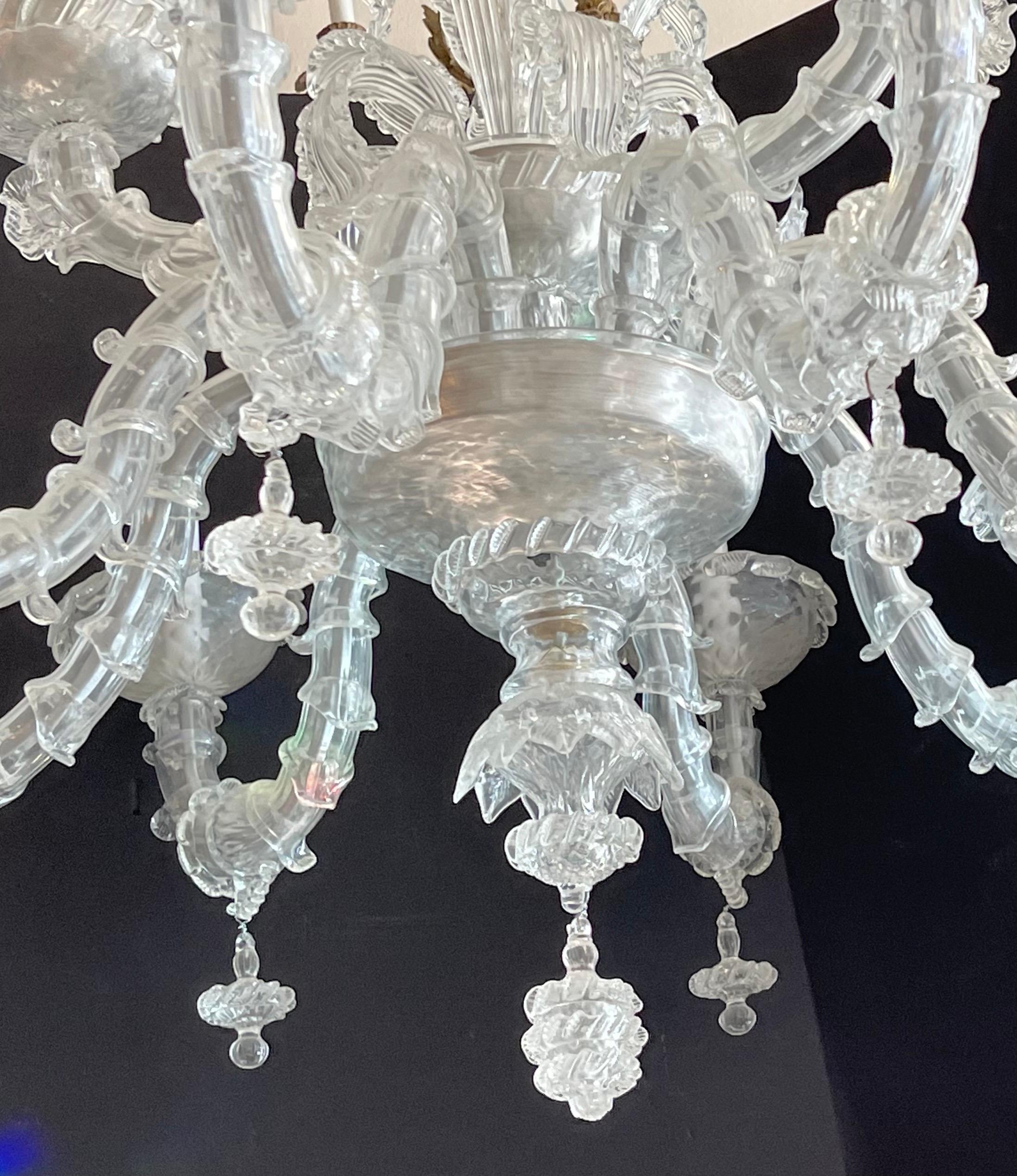 Magnifique grand lustre italien en verre soufflé transparent de Murano, de style mi-siècle moderne Bon état - En vente à Roslyn, NY