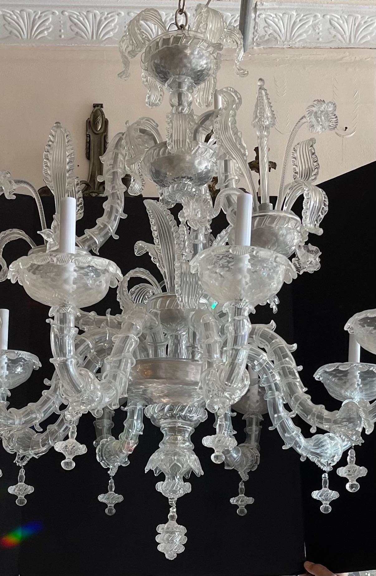 Verre d'art Magnifique grand lustre italien en verre soufflé transparent de Murano, de style mi-siècle moderne en vente