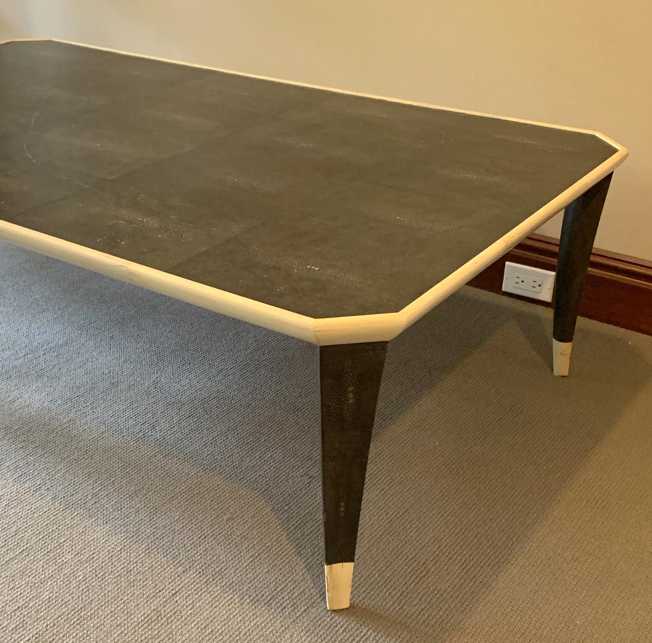 Mid-Century Modern Merveilleuse grande table basse cocktail moderne mi-siècle avec bordure en bois de galuchat en vente