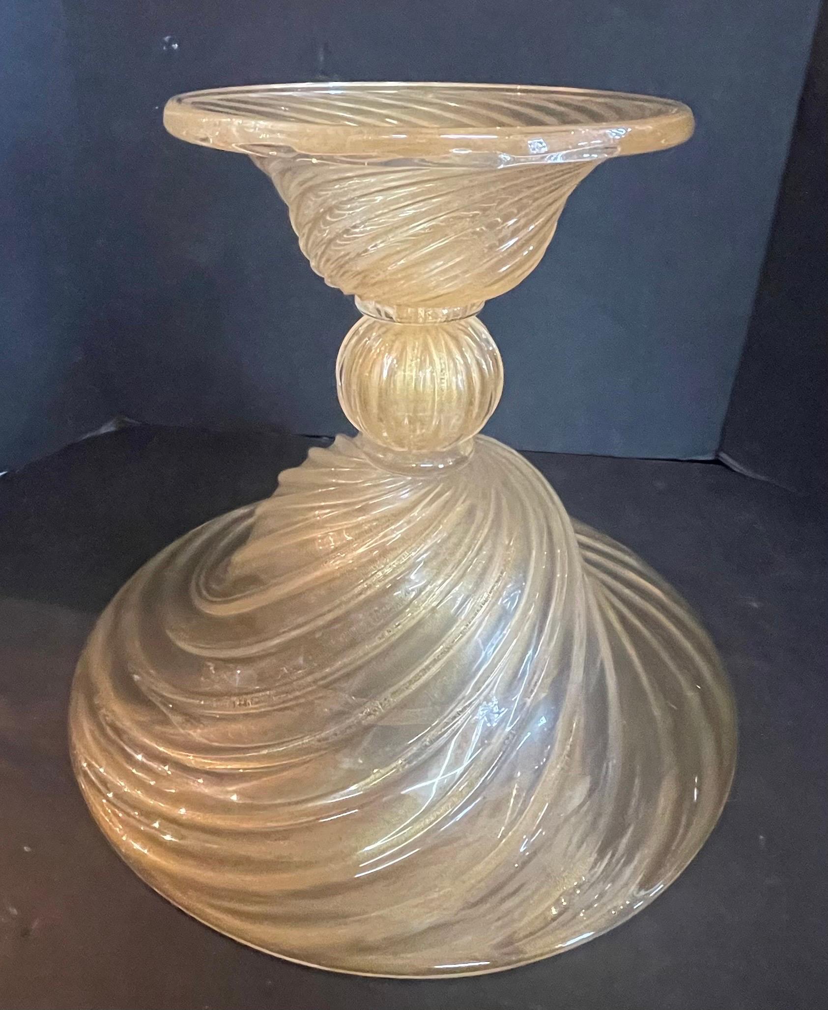 Wonderful Large Midcentury Murano Seguso Gold Swirl Flecked Glass Centerpiece In Good Condition For Sale In Roslyn, NY