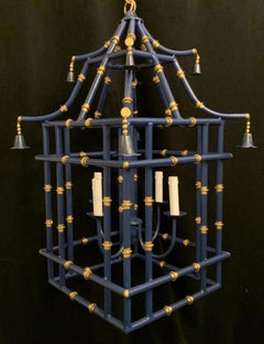 Wunderschöne 3 große marineblaue und vergoldete Pagoden-Bambus-Chinoiserie-Laternenhalterungen aus Bambus