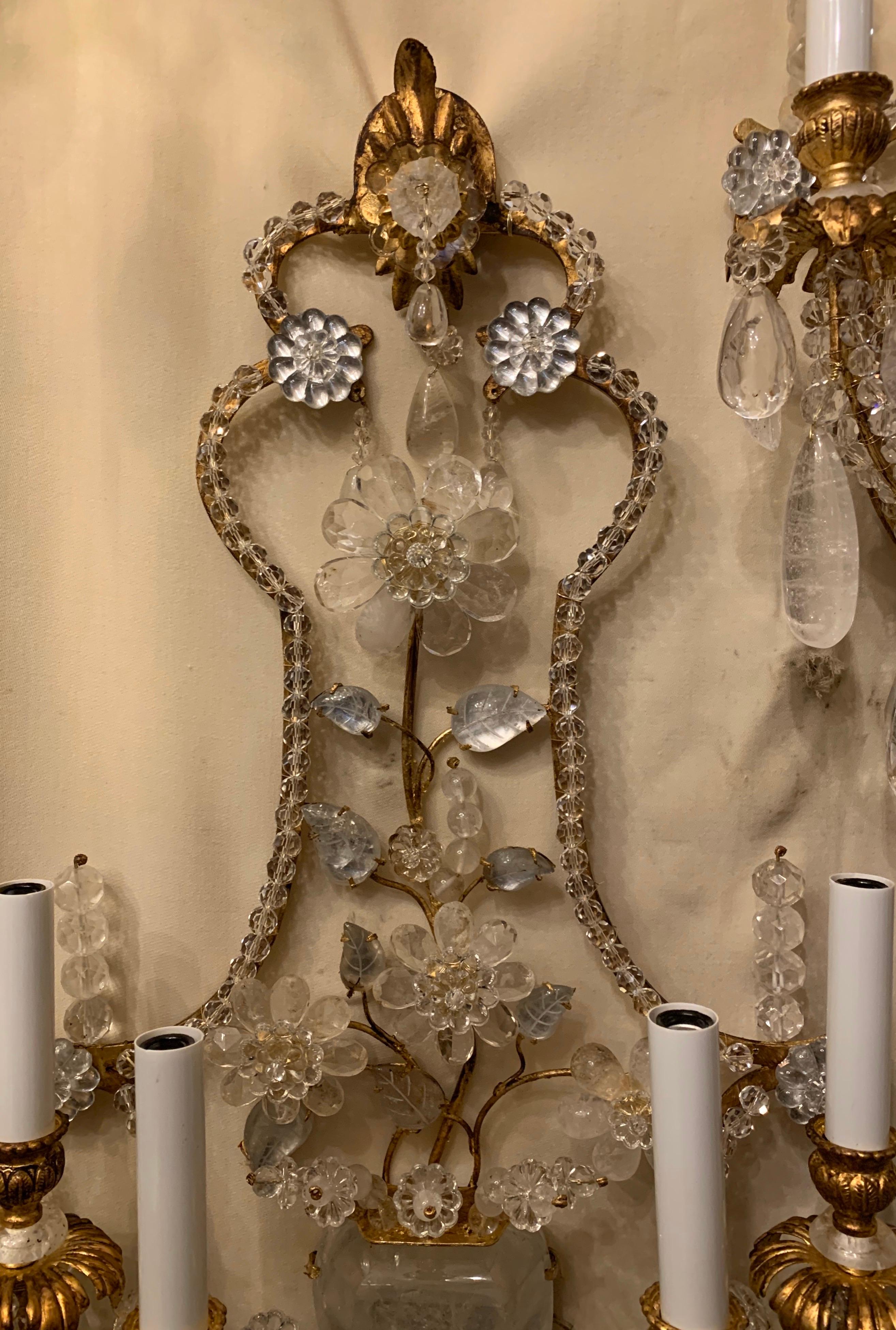 Doré Paire d'appliques à 4 lumières en forme de fleur en cristal de roche Baguès. en vente