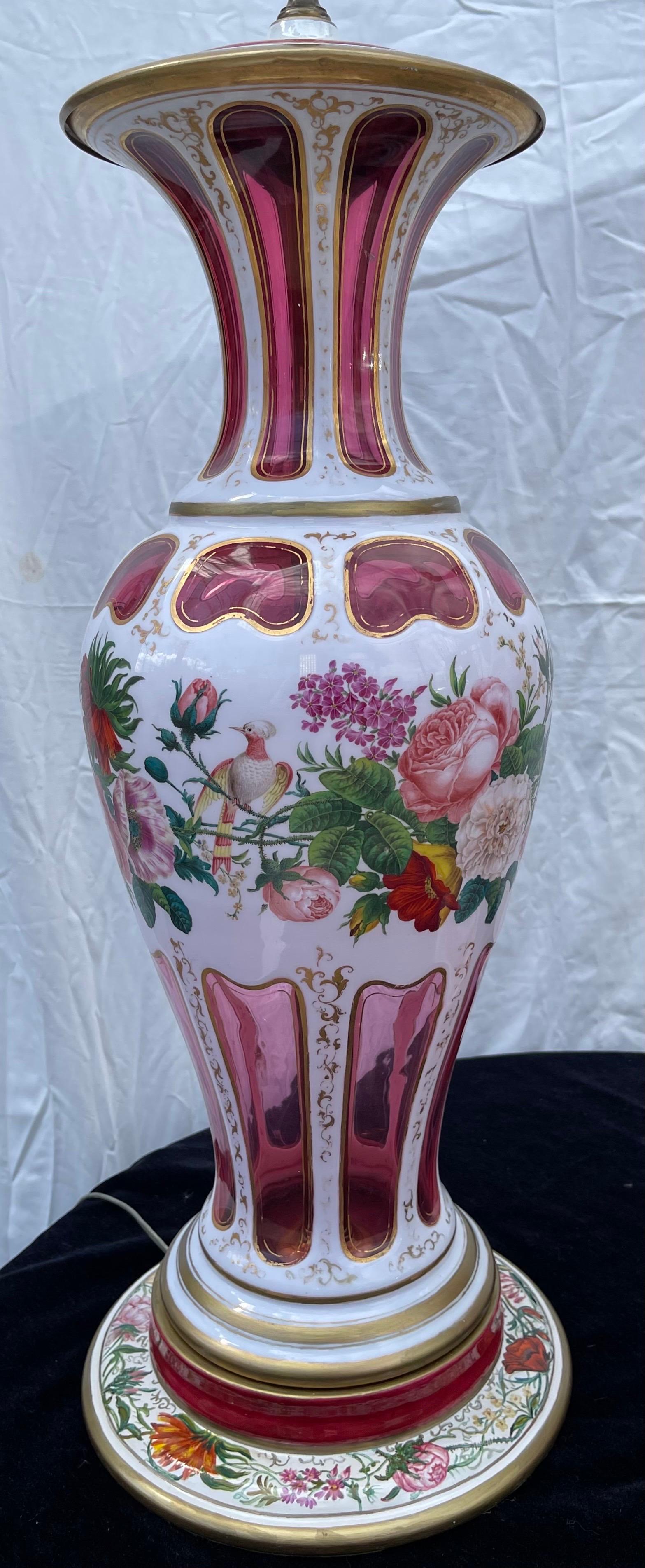 Buriné Merveilleuse paire de grands vases de lampes de Bohème en verre canneberge peint à la main en vente