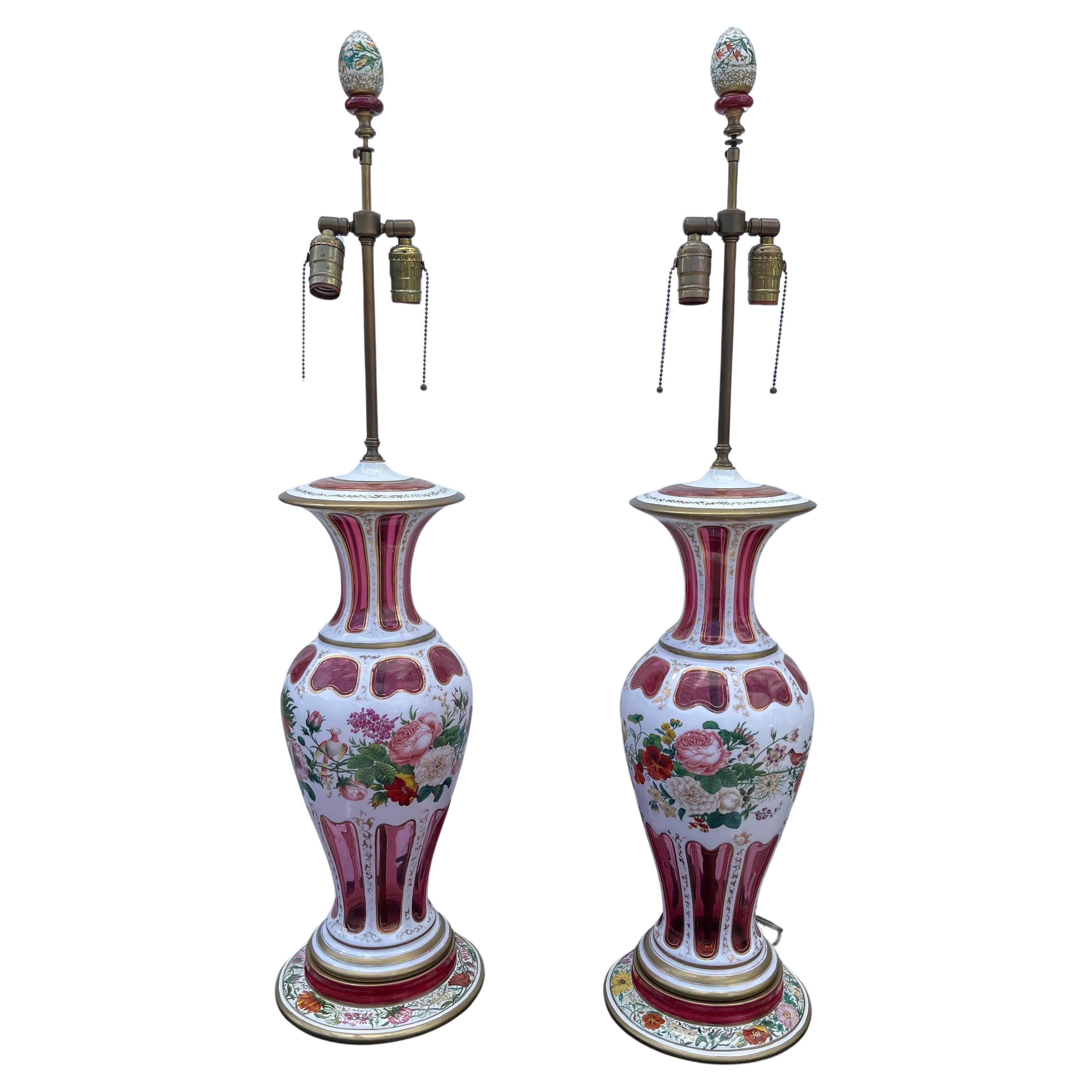 Wunderschönes, großes Paar böhmische, handbemalte Lampenvasen aus Preiselbeerglas im Angebot