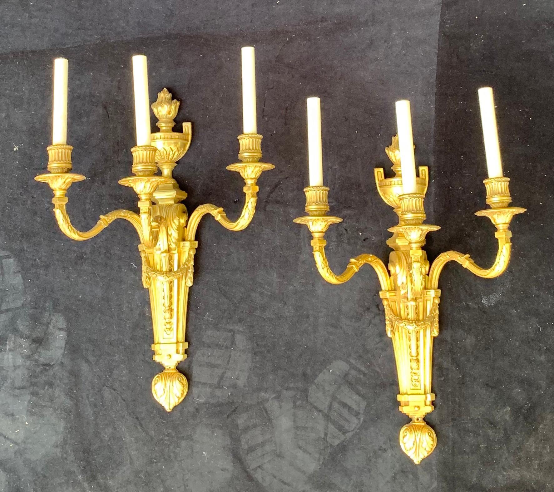 Wonderful Large Pair of French Urn Garland Neoclassical Bronze Caldwell Sconces (Neoklassisch)
