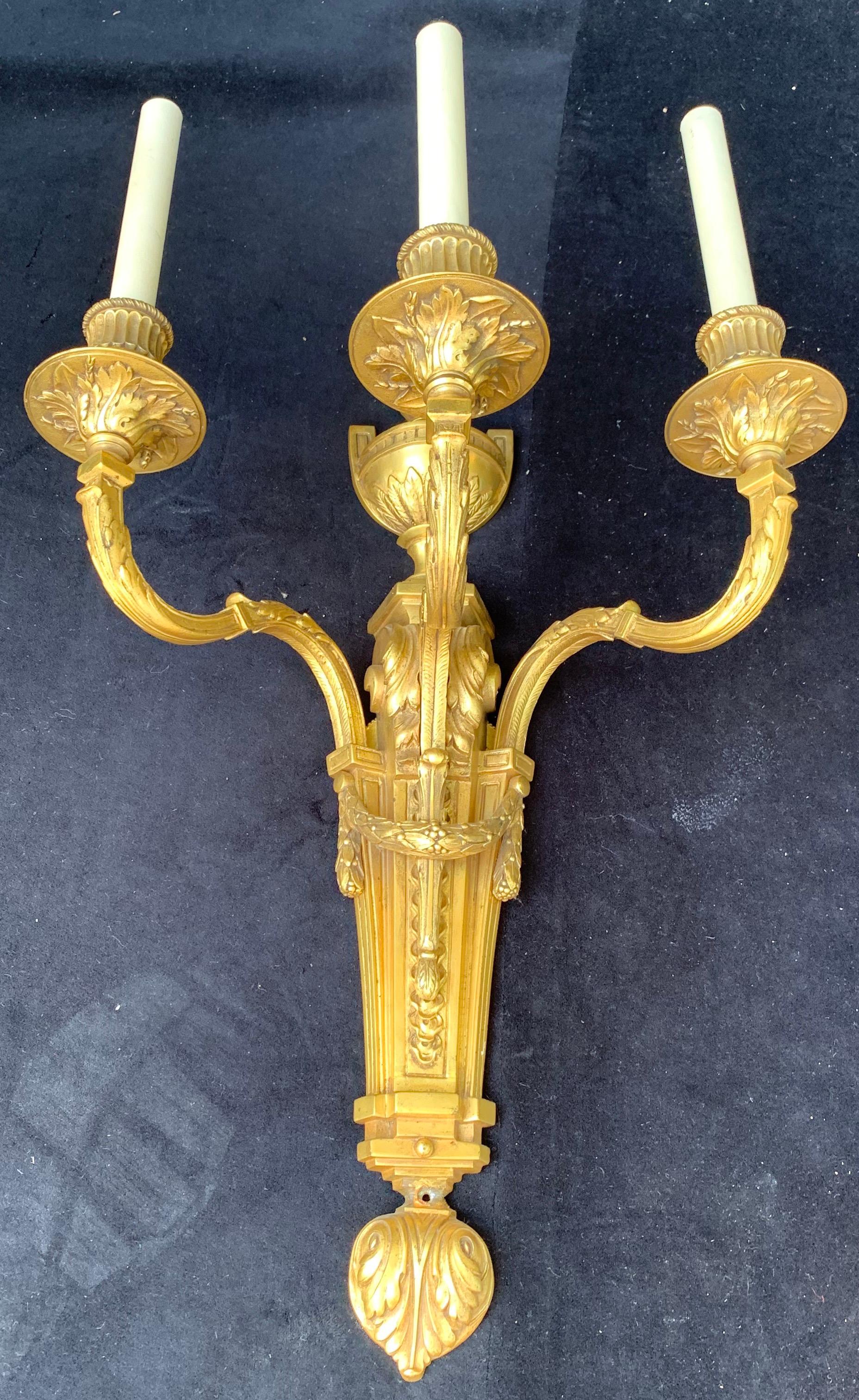 Wonderful Large Pair of French Urn Garland Neoclassical Bronze Caldwell Sconces (amerikanisch)