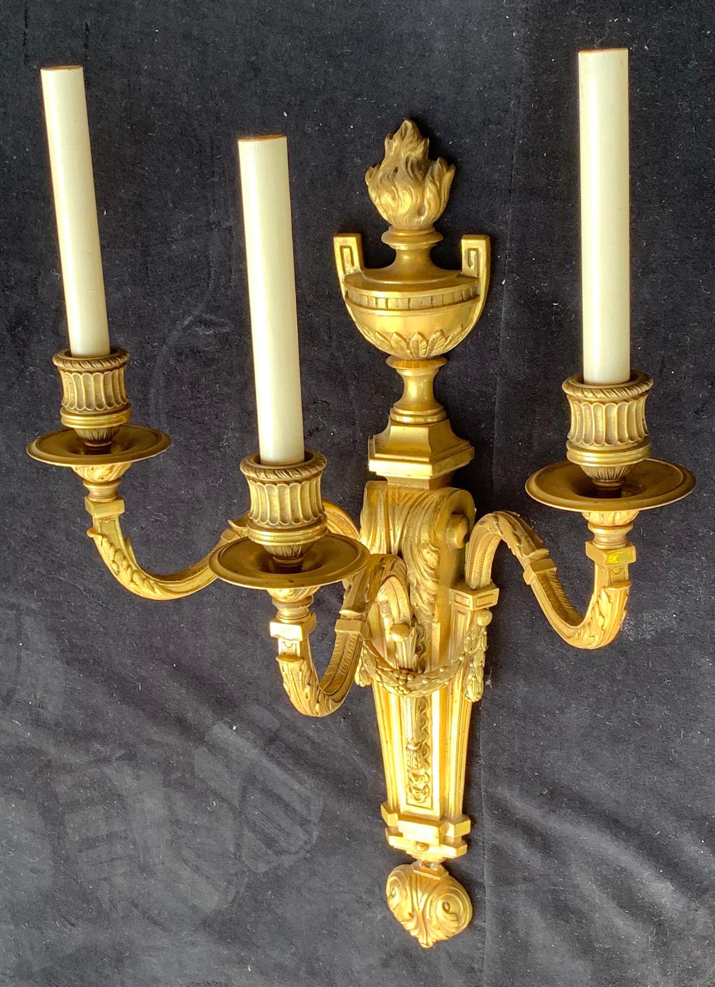 Wonderful Large Pair of French Urn Garland Neoclassical Bronze Caldwell Sconces (Vergoldet)