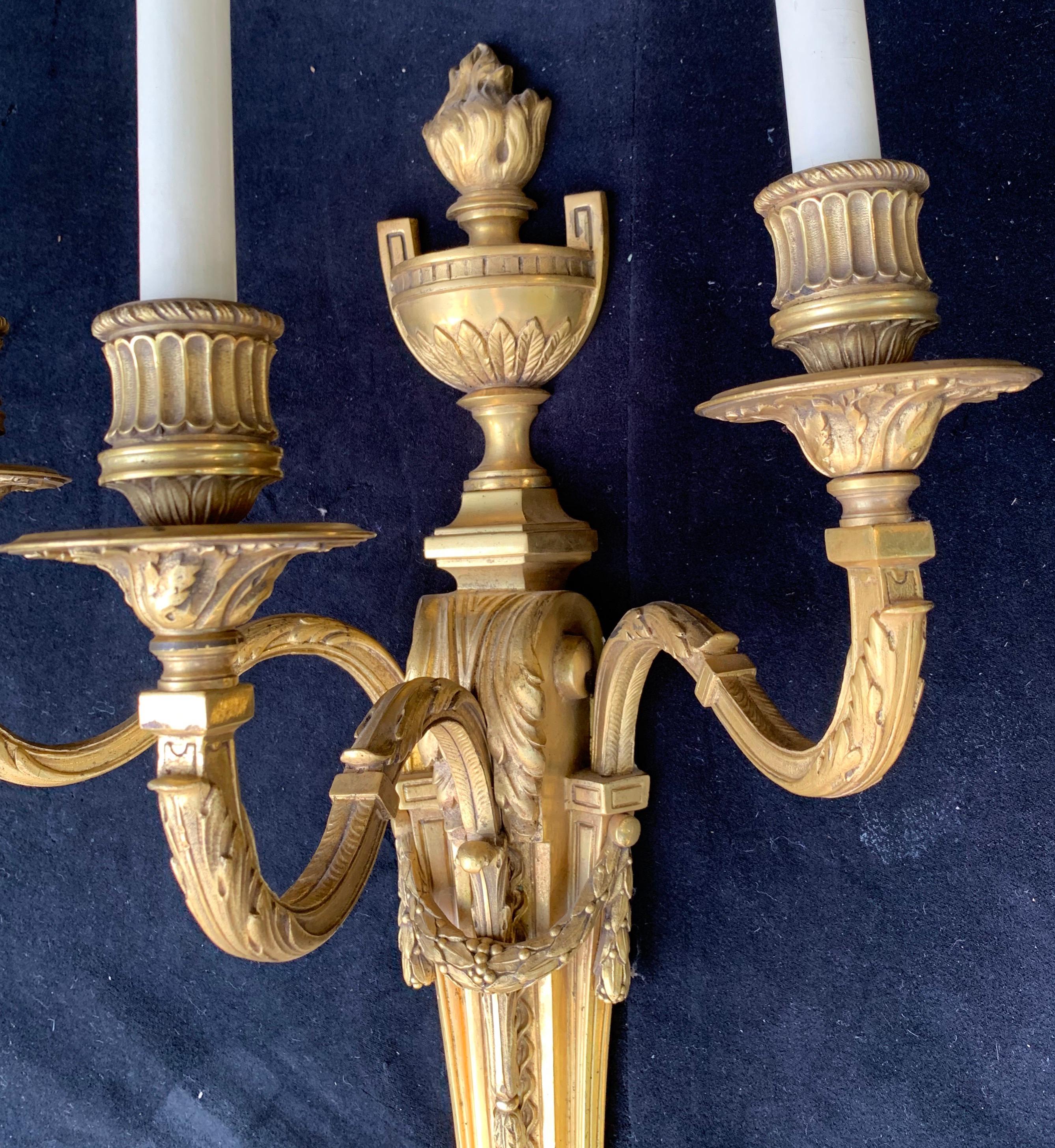 Wonderful Large Pair of French Urn Garland Neoclassical Bronze Caldwell Sconces im Zustand „Gut“ in Roslyn, NY