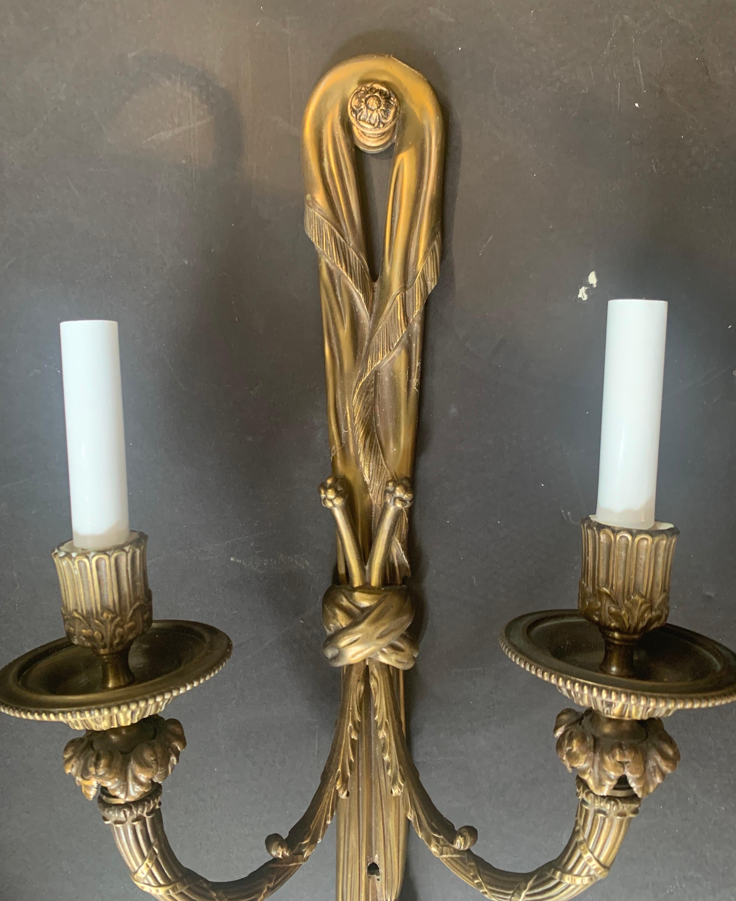 Néoclassique Grande paire de bronze doré E.F. Appliques à deux lumières à glands et rubans Caldwell en vente