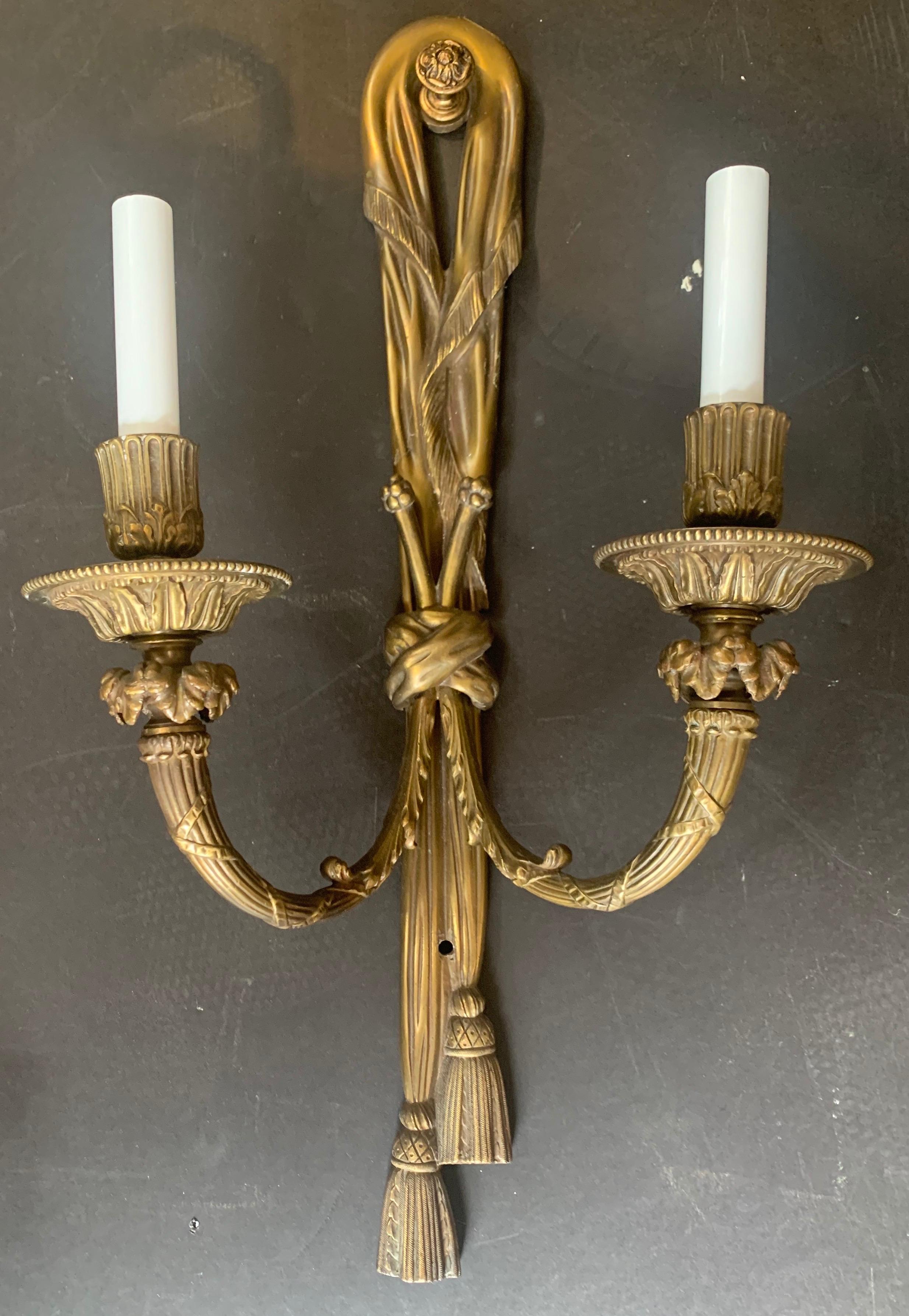 Américain Grande paire de bronze doré E.F. Appliques à deux lumières à glands et rubans Caldwell en vente