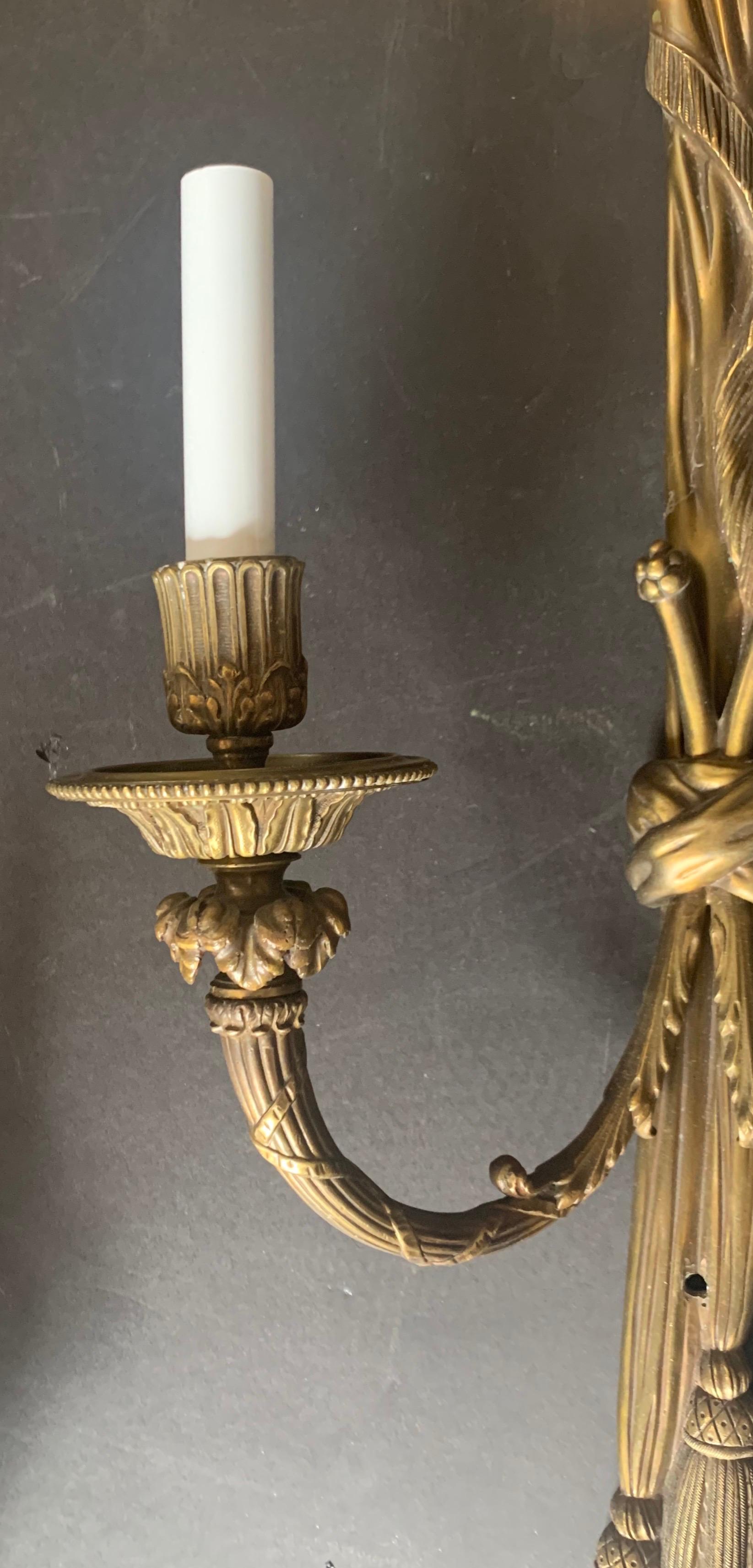 20ième siècle Grande paire de bronze doré E.F. Appliques à deux lumières à glands et rubans Caldwell en vente