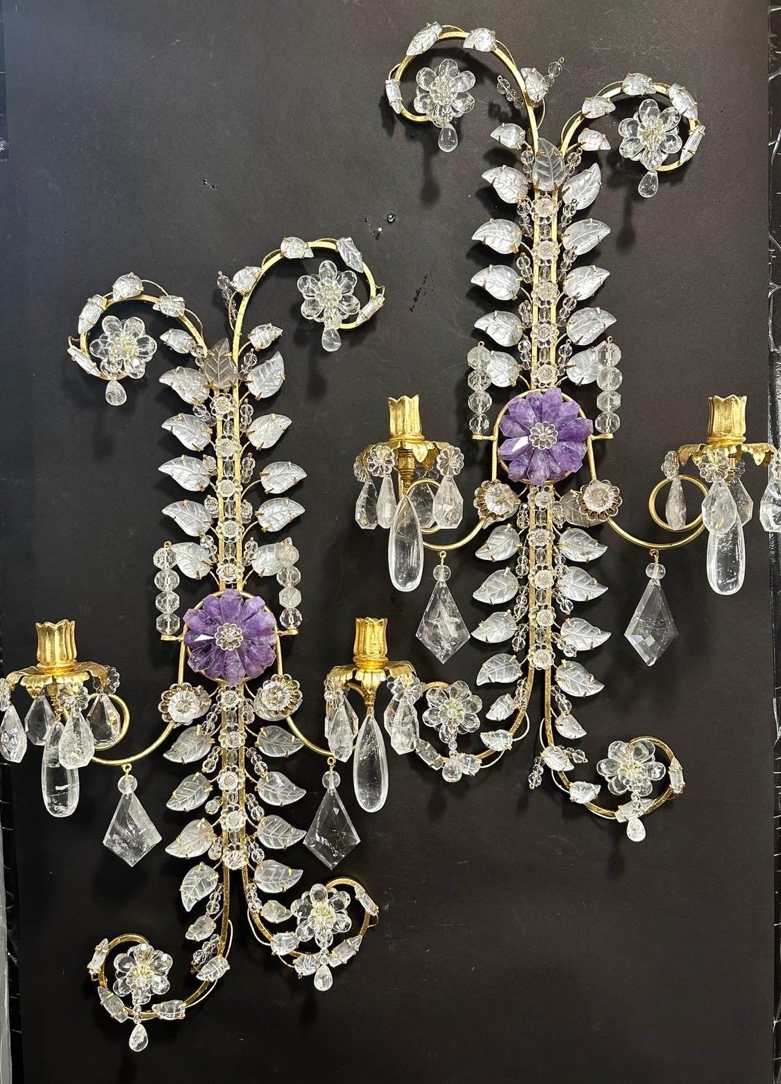 Eine wunderbare große Paar Gold vergoldetes Eisen mit Bergkristall & Amethyst Blume Blatt Form Paisley Wandleuchter im Stil & Manier von Baguès 

Verkabelung ist gegen eine zusätzliche Gebühr erhältlich