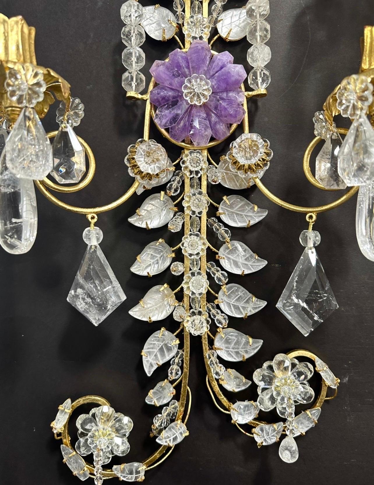 Wunderbares großes Paar Gold vergoldet Bergkristall Amethyst Blatt Paisley Baguès Wandleuchter (Italienisch) im Angebot